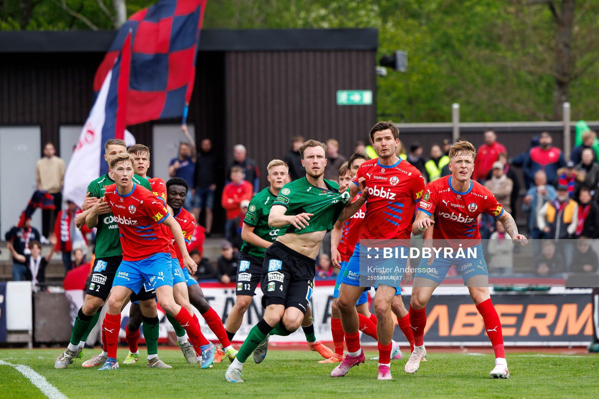 Helsingborgs Benjamin Örn, Wilhelm Loeper och Marcus Gudmann i kamp med Varbergs Niklas Dahlström under fotbollsmatchen i Superettan mellan Varberg och Helsingborg den 3 maj 2025 i Varberg.