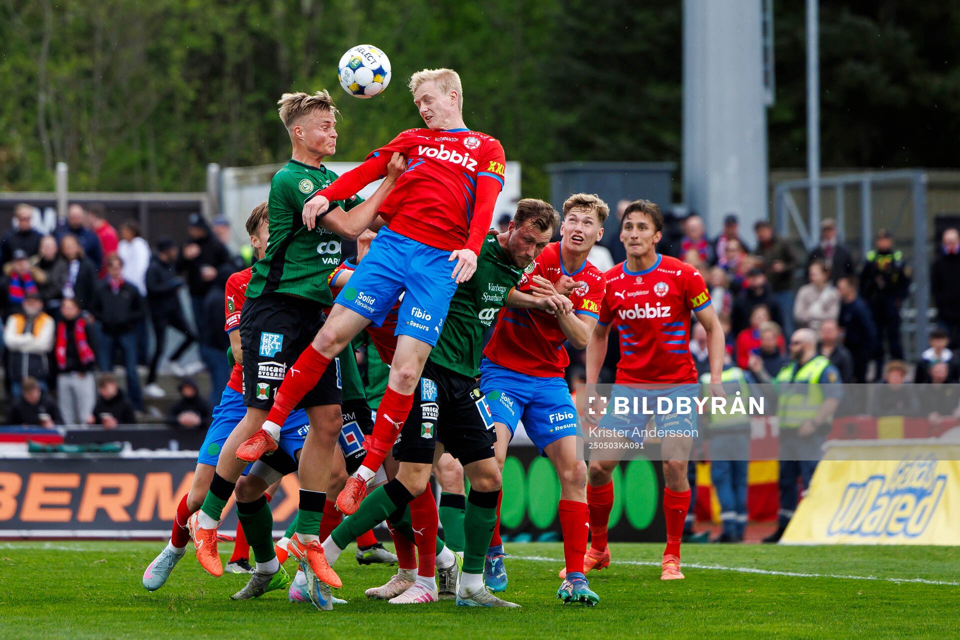 Varbergs Edvin Tellgren och Helsingborgs Oscar Aga under fotbollsmatchen i Superettan mellan Varberg och Helsingborg den 3 maj 2025 i Varberg.