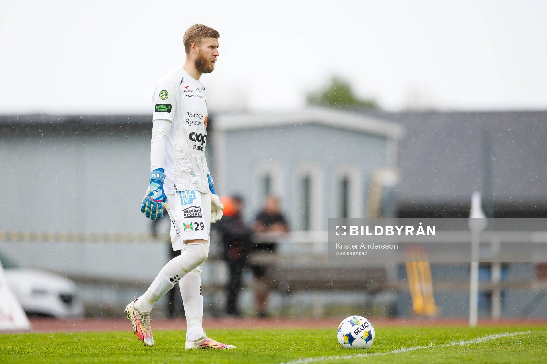 Varbergs målvakt Fredrik Andersson under fotbollsmatchen i Superettan mellan Varberg och Helsingborg den 3 maj 2025 i Varberg. 