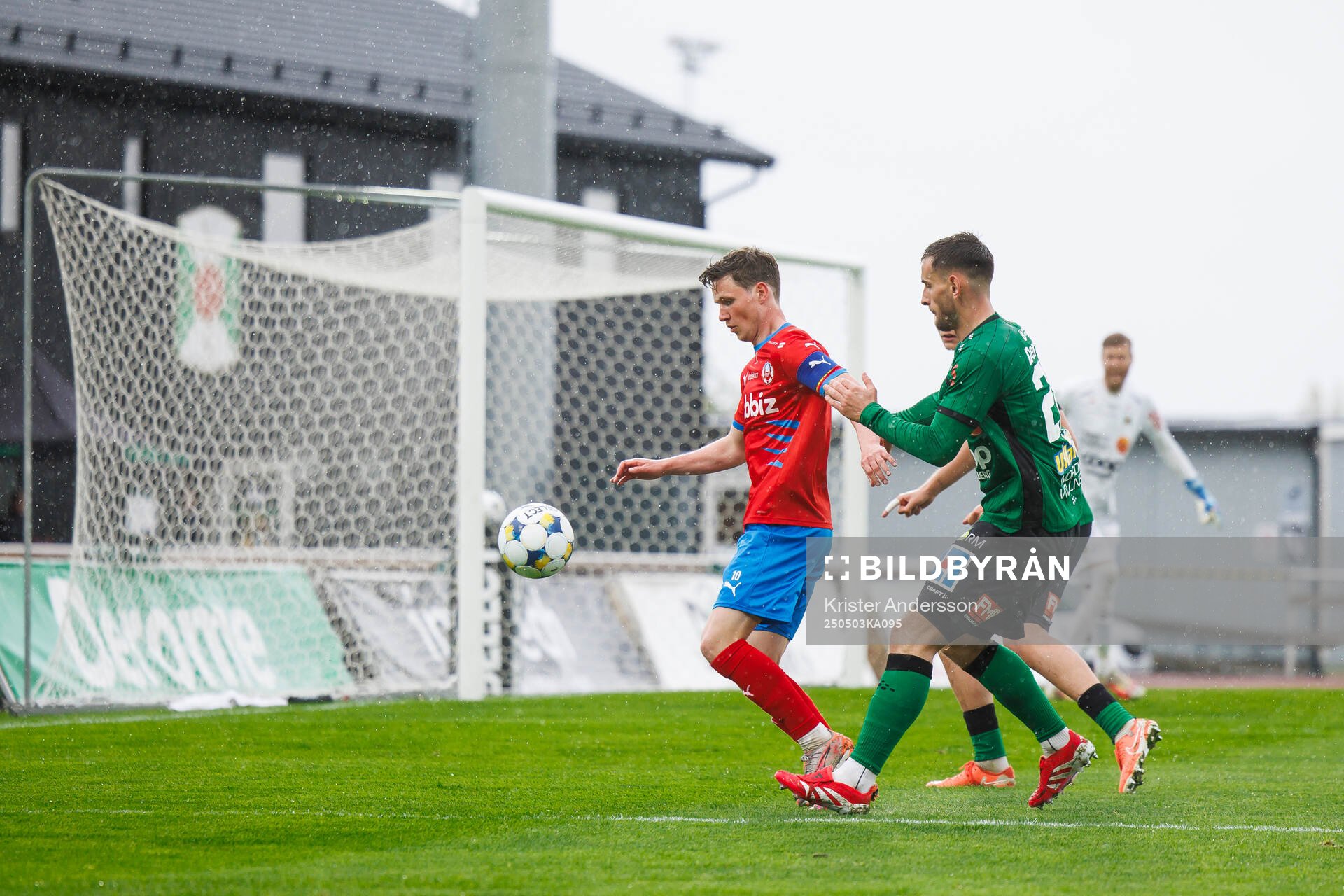 Varbergs Helsingborgs Max Svensson och Varbergs Erion Sadiku under fotbollsmatchen i Superettan mellan Varberg och Helsingborg den 3 maj 2025 i Varberg.