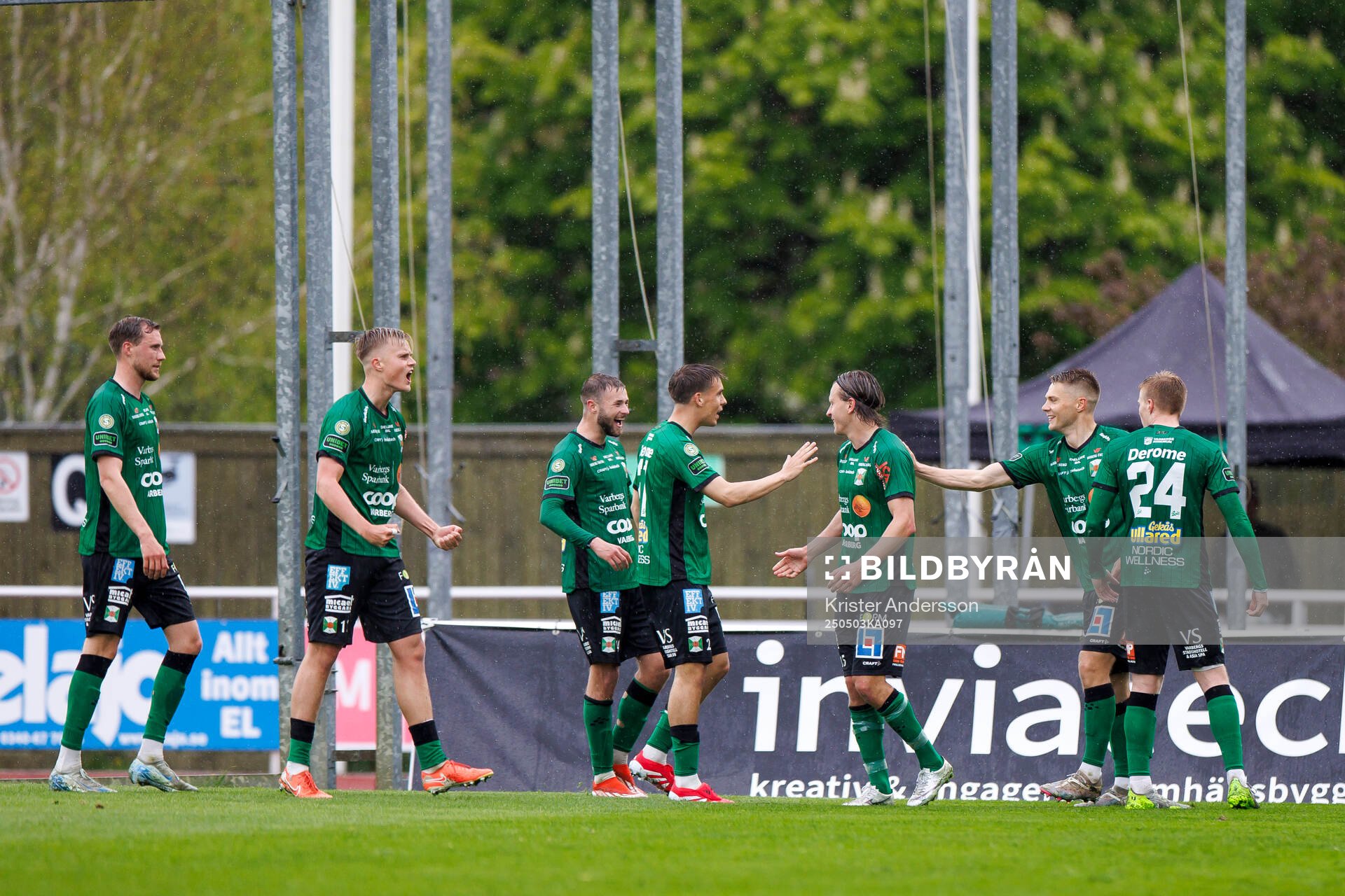Varbergs spelare jublar efter 1-0 genom Jesper Jonasson Westermark under fotbollsmatchen i Superettan mellan Varberg och Helsingborg den 3 maj 2025 i Varberg.