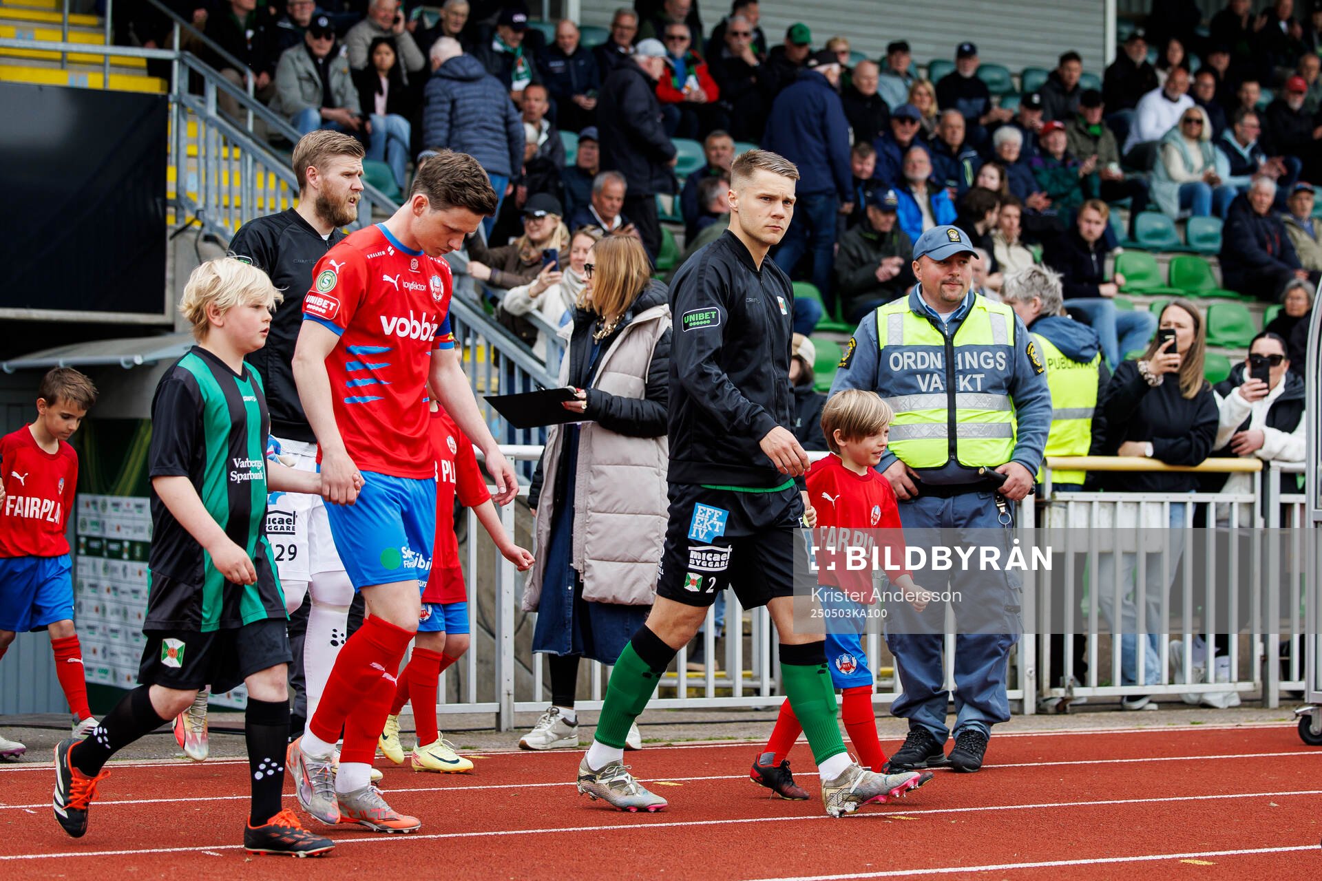 Helsingborgs Max Svensson och Varbergs Gustav Broman inför fotbollsmatchen i Superettan mellan Varberg och Helsingborg den 3 maj 2025 i Varberg.