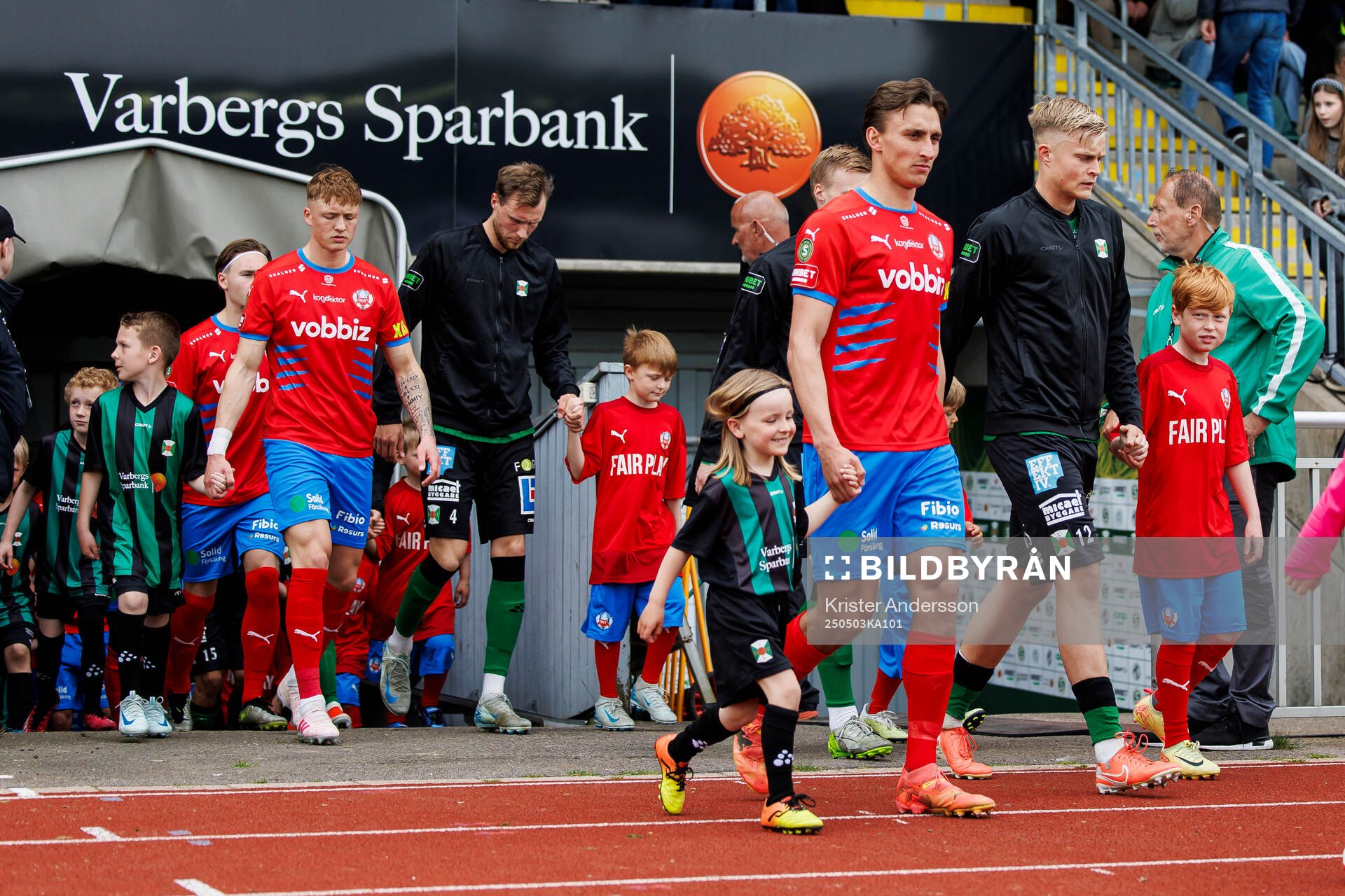 Helsingborgs Wilhelm Nilsson och Varbergs Edvin Tellgren inför fotbollsmatchen i Superettan mellan Varberg och Helsingborg den 3 maj 2025 i Varberg.