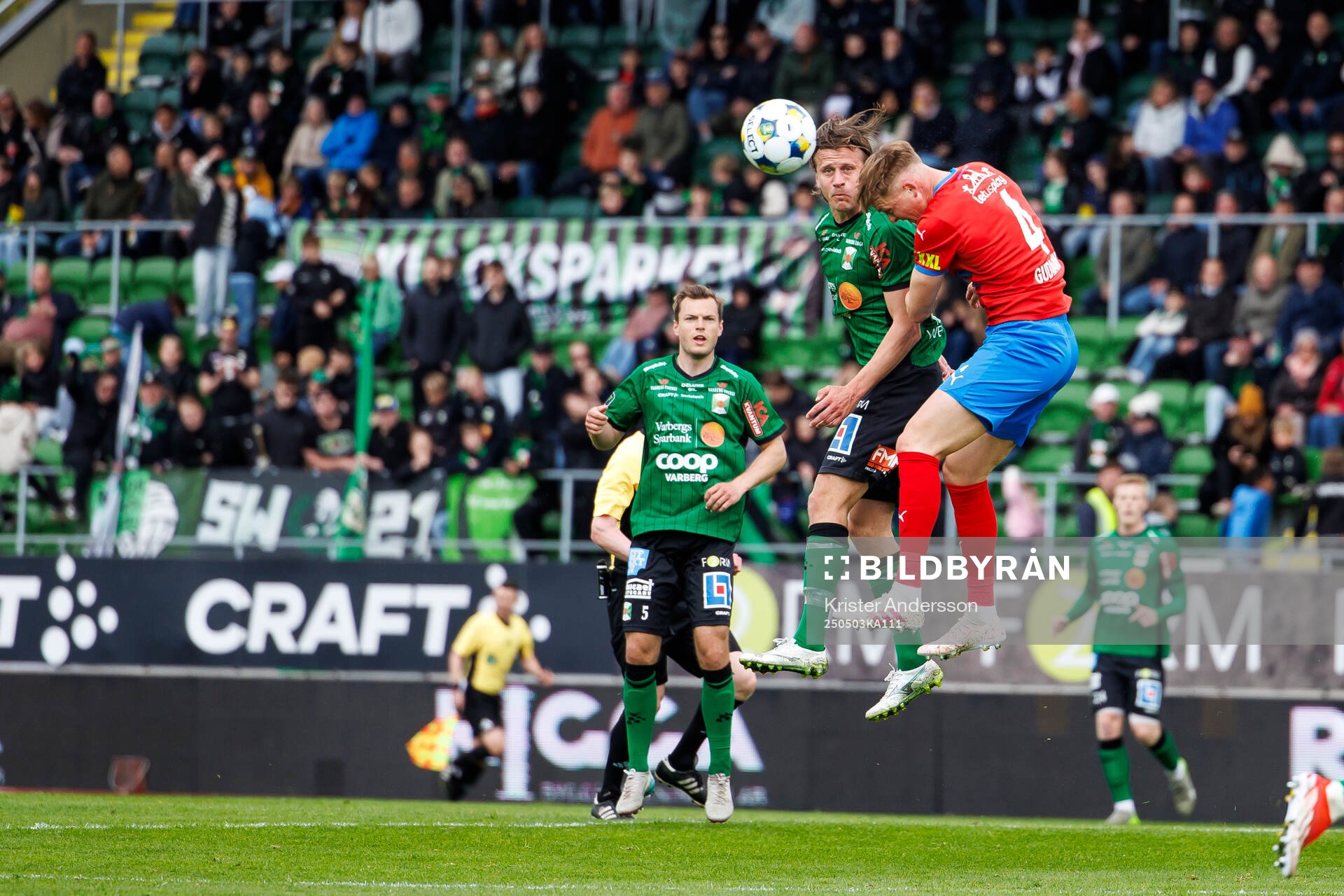 Varbergs Jesper Jonasson Westermark och Helsingborgs Marcus Gudmann under fotbollsmatchen i Superettan mellan Varberg och Helsingborg den 3 maj 2025 i Varberg.