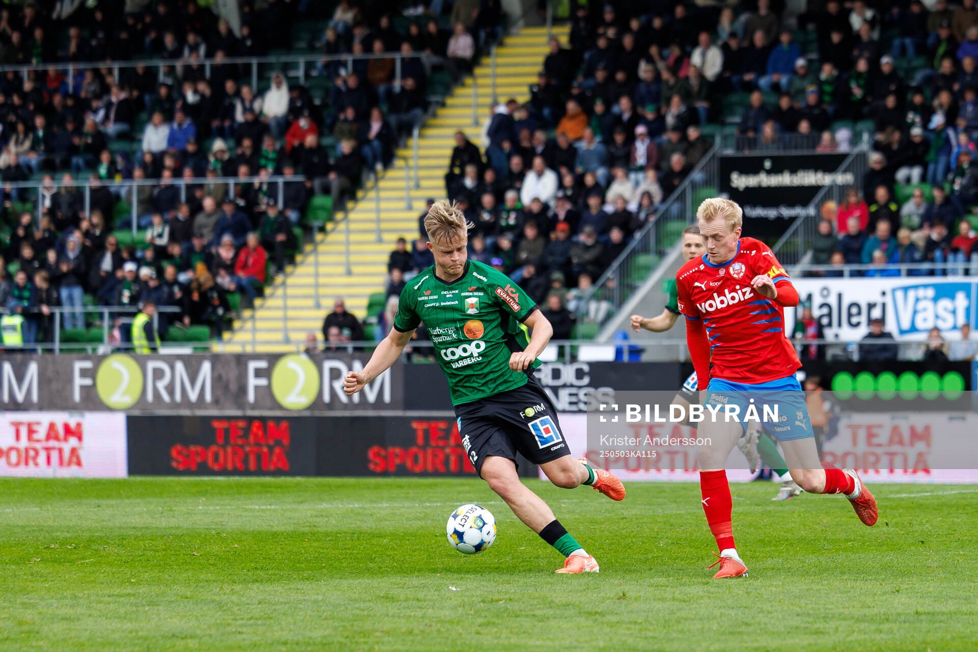 Varbergs Edvin Tellgren och Helsingborgs Oscar Aga under fotbollsmatchen i Superettan mellan Varberg och Helsingborg den 3 maj 2025 i Varberg.