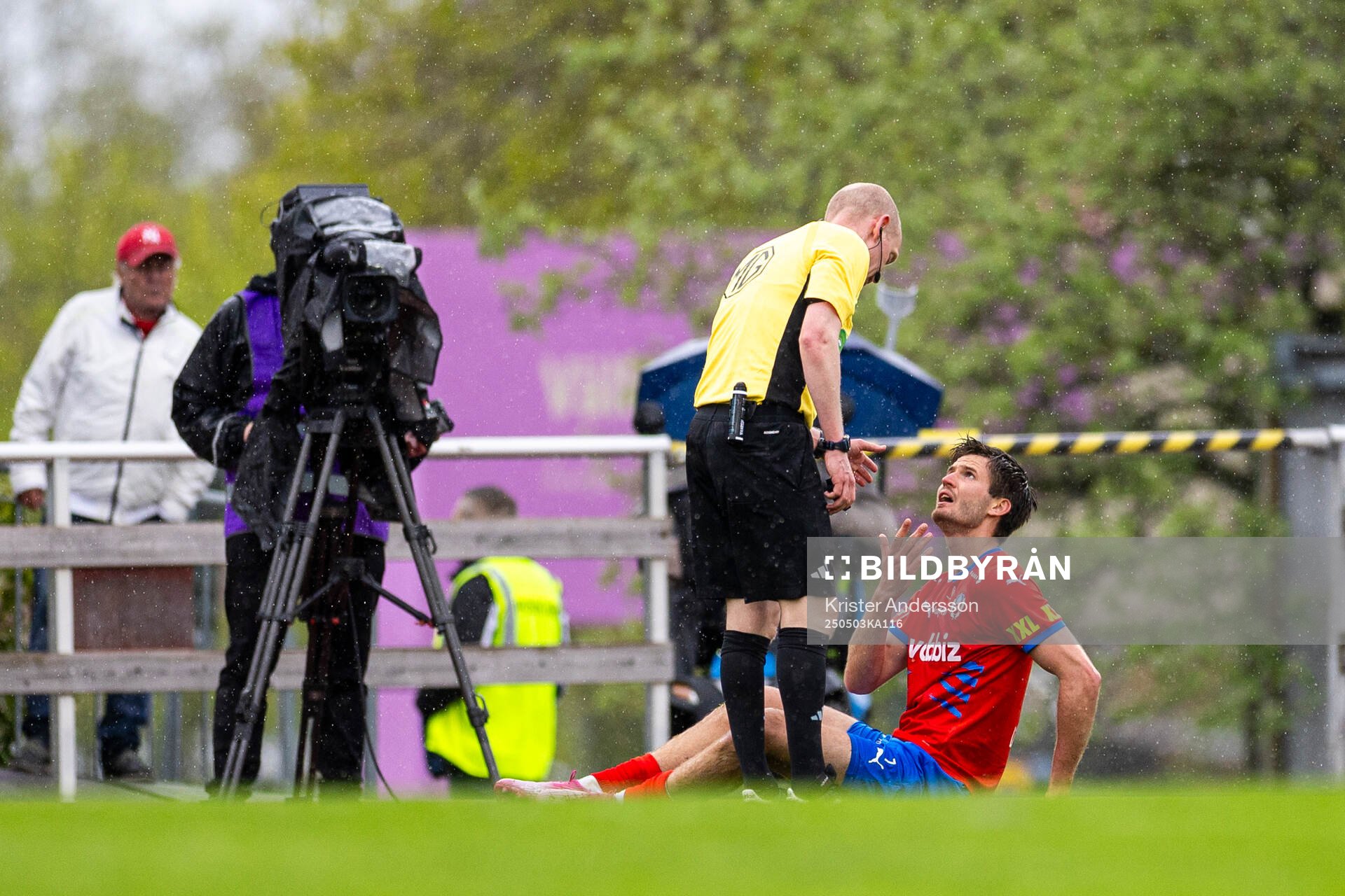 Helsingborgs Wilhelm Loeper har ont under fotbollsmatchen i Superettan mellan Varberg och Helsingborg den 3 maj 2025 i Varberg. 
