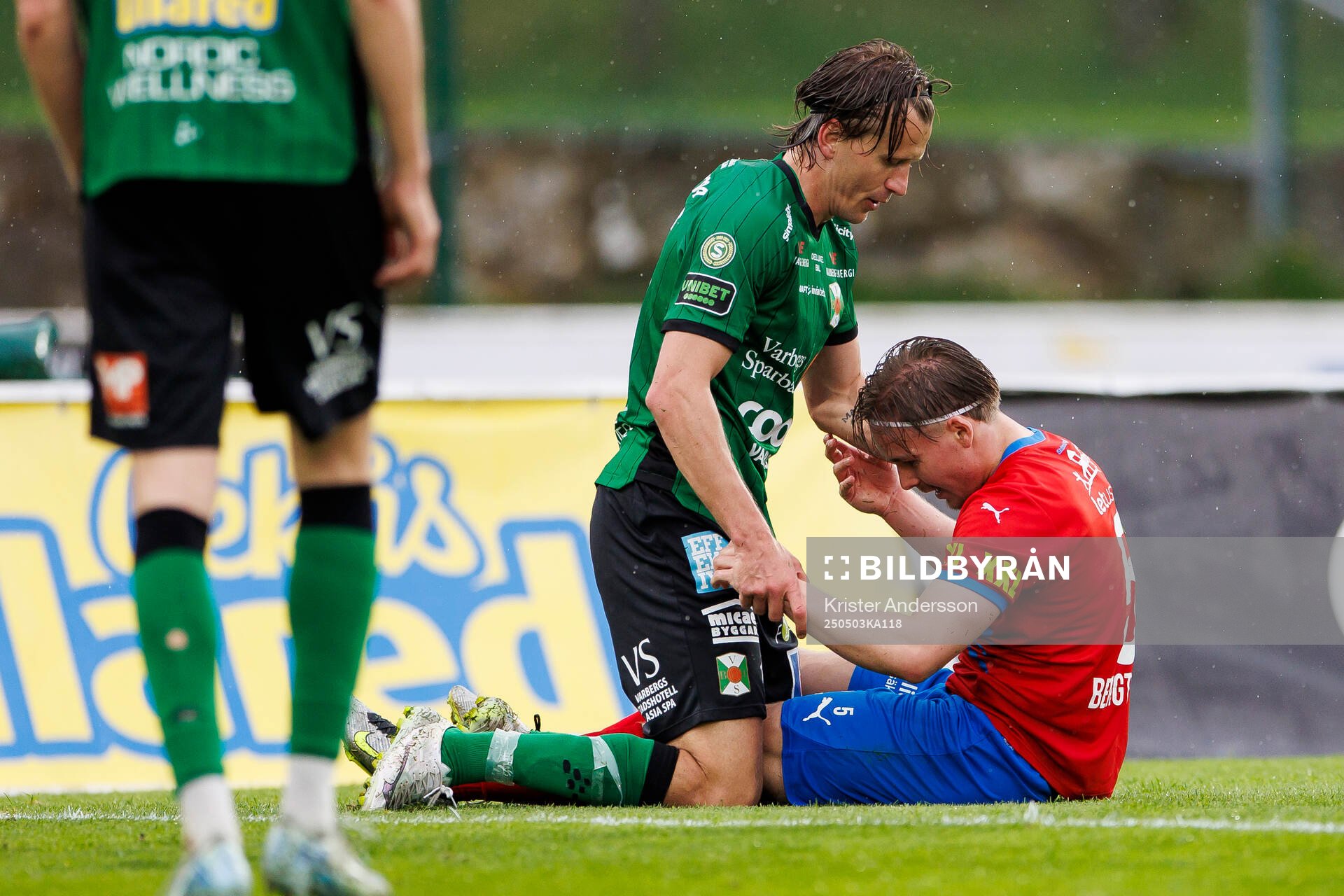 Varbergs Jesper Jonasson Westermark och Helsingborgs Simon Bengtsson under fotbollsmatchen i Superettan mellan Varberg och Helsingborg den 3 maj 2025 i Varberg.