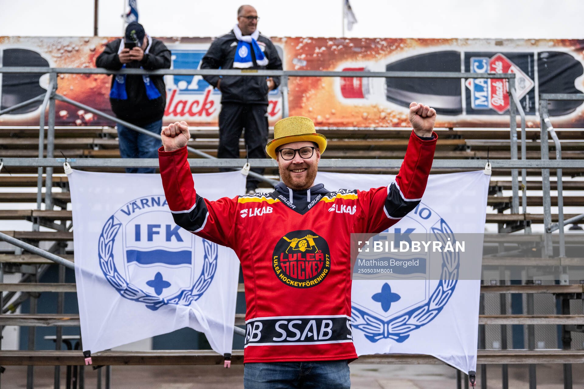 En Värnamosupporter i Luleåtröja efter jublar över SM-guldet i ishockey inför fotbollsmatchen i Allsvenskan mellan Halmstad och Värnamo den 3 maj 2025 i Halmstad.