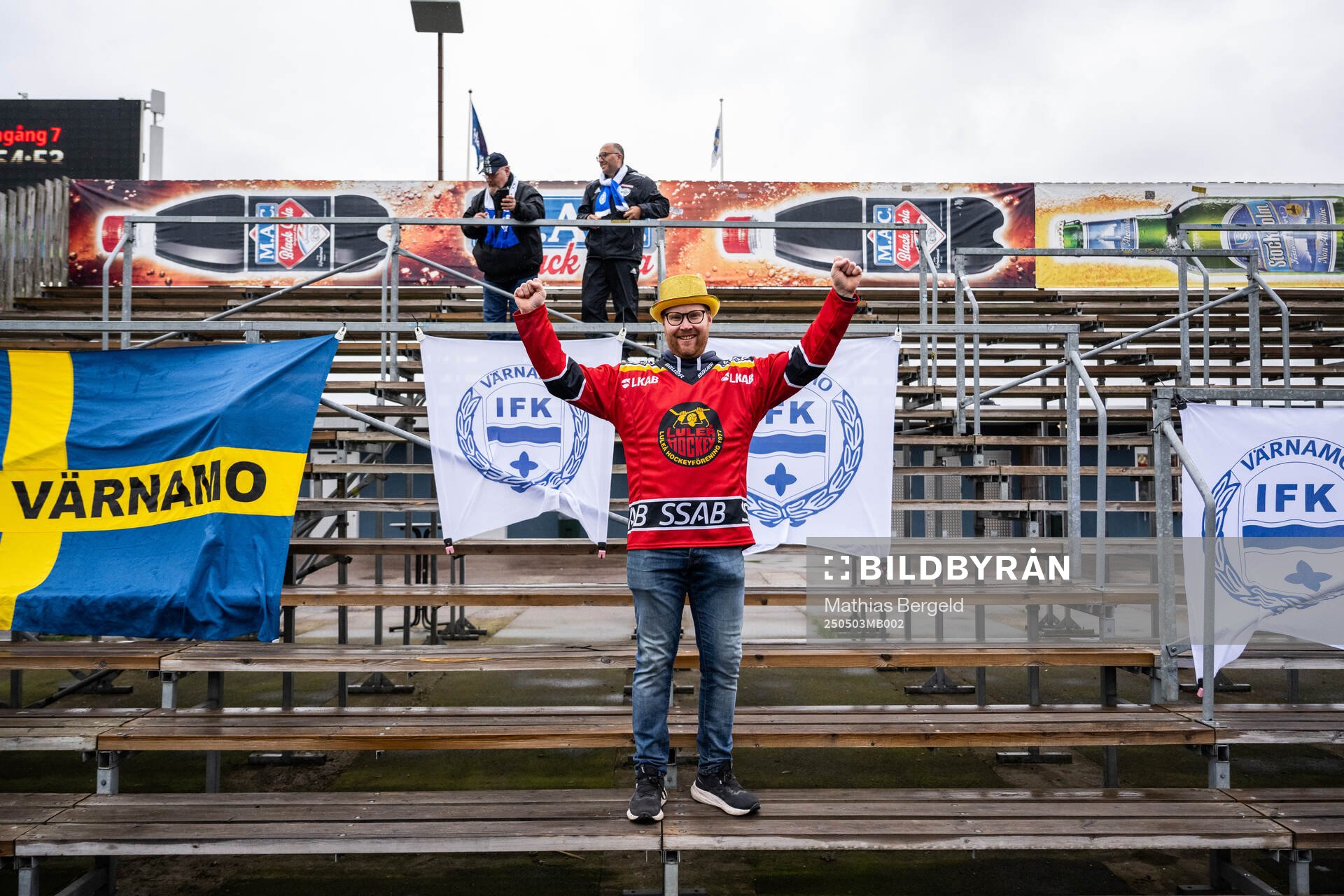 En Värnamosupporter i Luleåtröja efter jublar över SM-guldet i ishockey inför fotbollsmatchen i Allsvenskan mellan Halmstad och Värnamo den 3 maj 2025 i Halmstad.