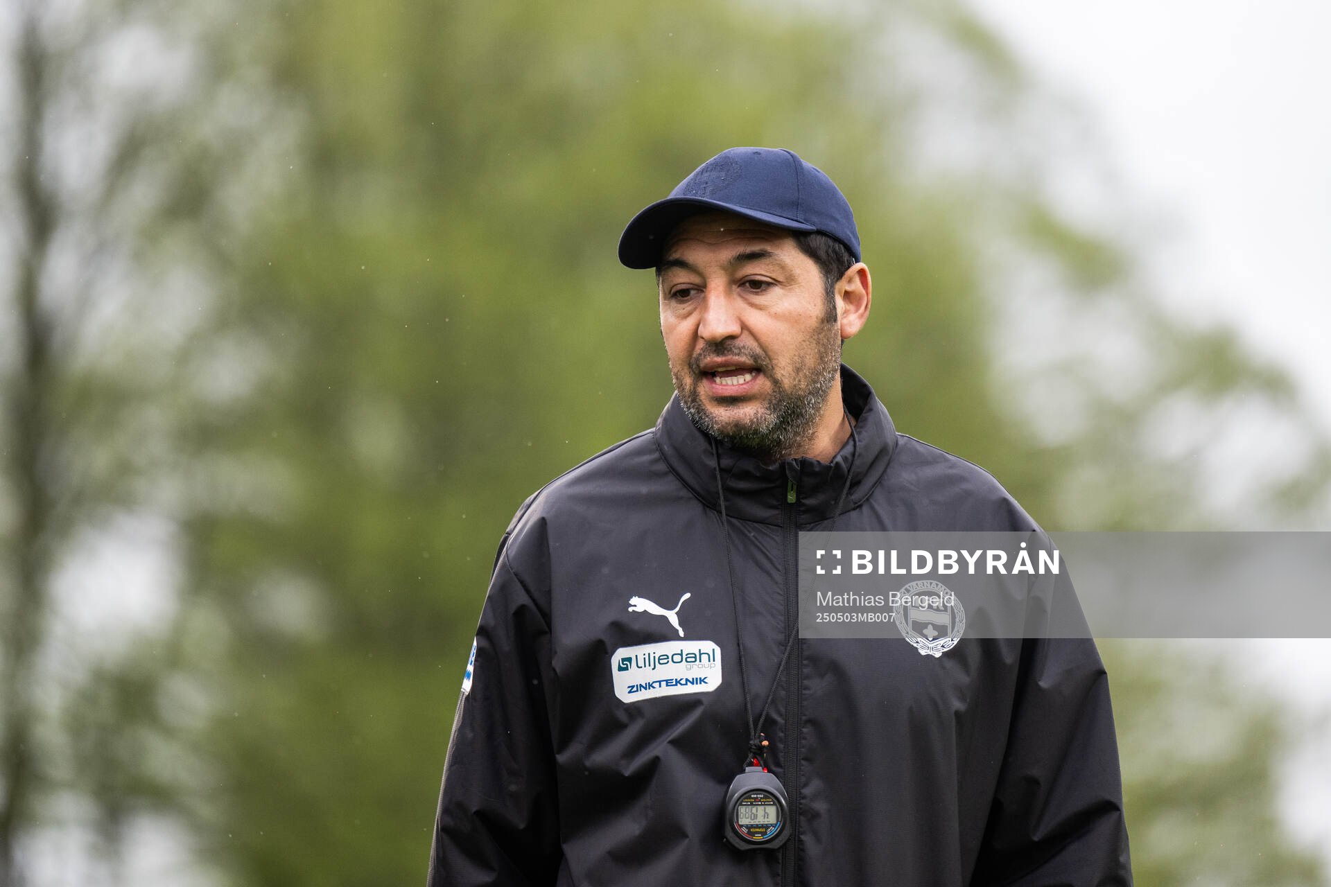 Värnamos tränare Juan Robledo inför fotbollsmatchen i Allsvenskan mellan Halmstad och Värnamo den 3 maj 2025 i Halmstad. 