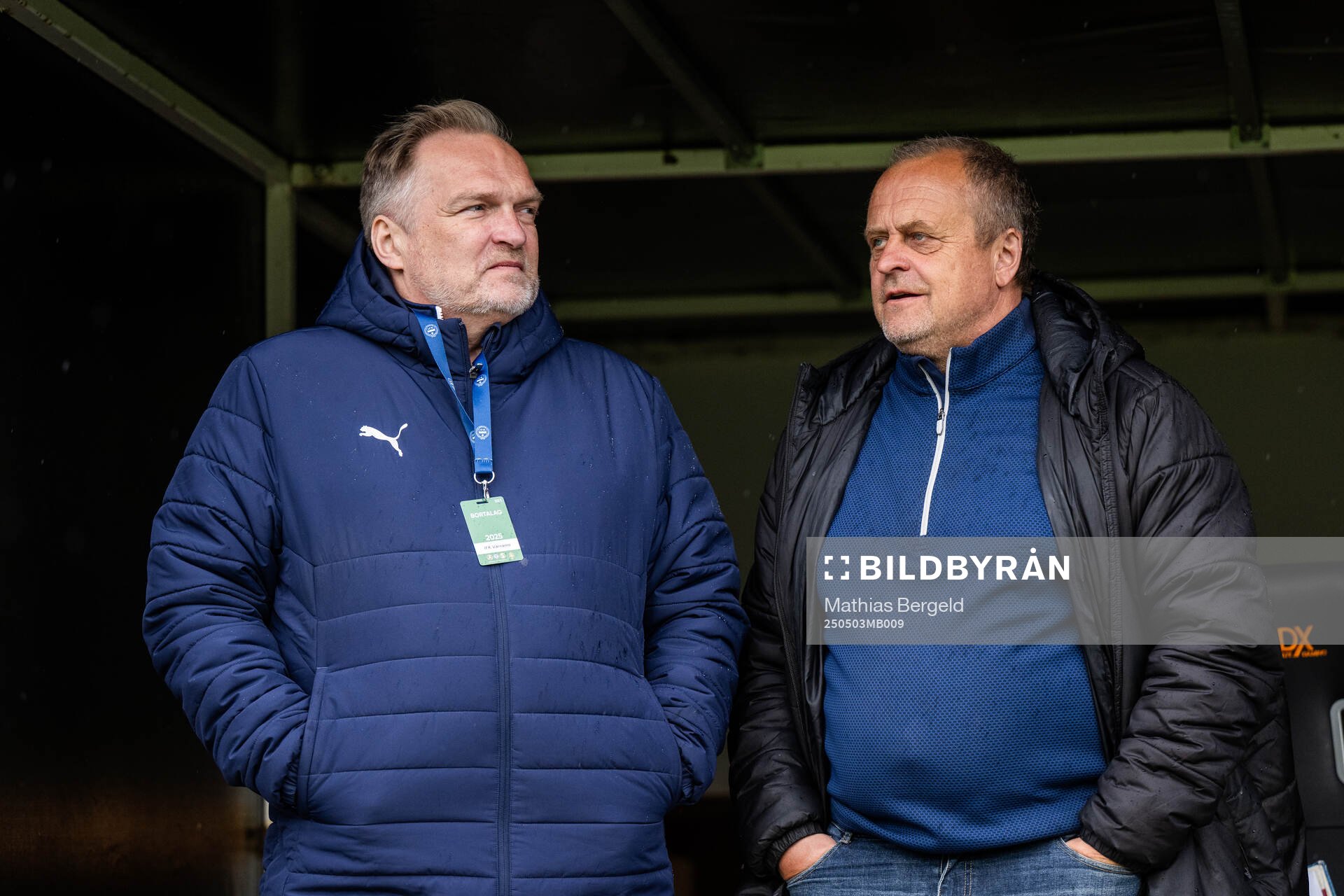 Värnamos sportchef Jörgen Petersson och assisterande tränare Jonas Thern inför fotbollsmatchen i Allsvenskan mellan Halmstad och Värnamo den 3 maj 2025 i Halmstad.