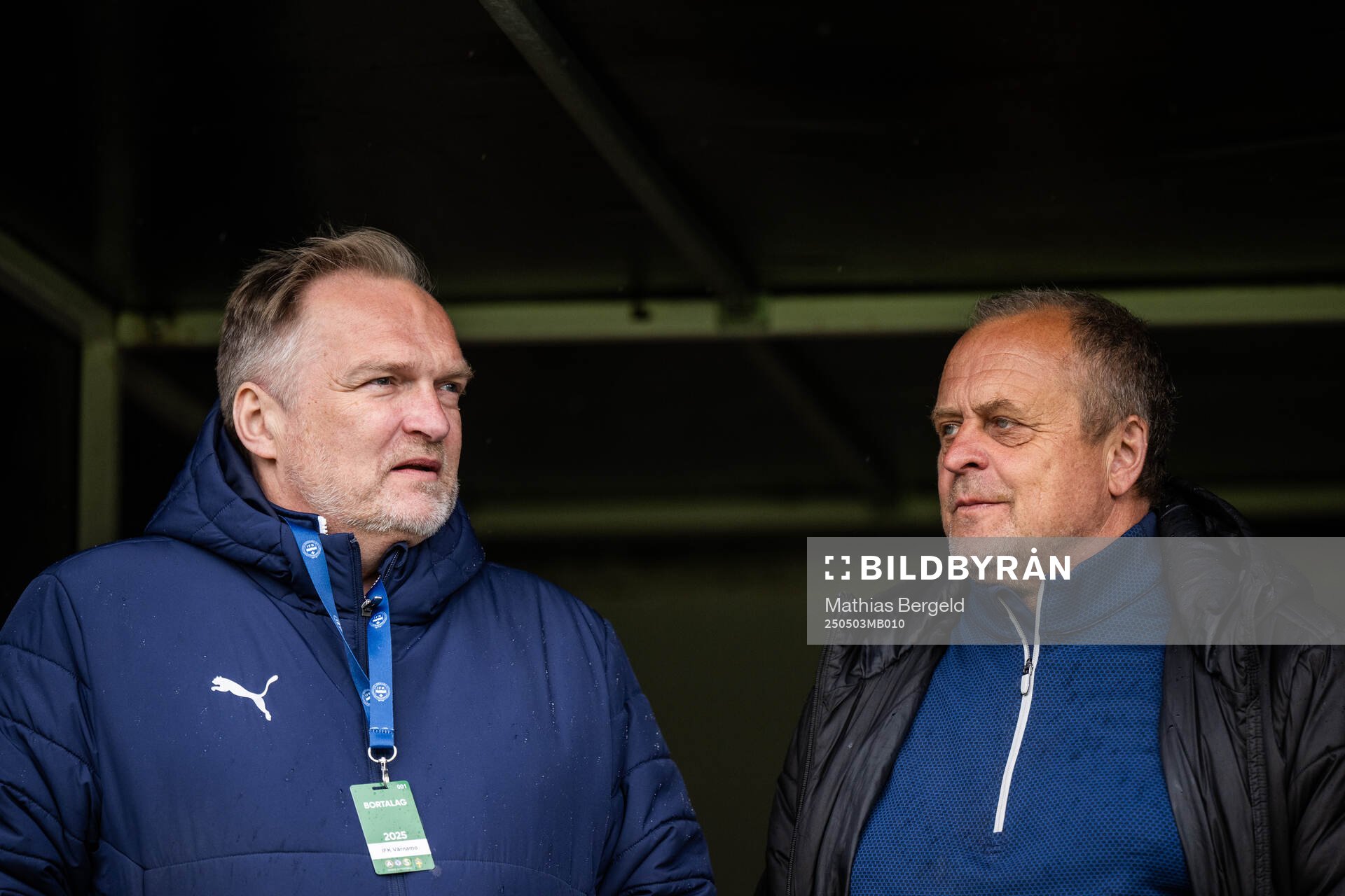 Värnamos sportchef Jörgen Petersson och assisterande tränare Jonas Thern inför fotbollsmatchen i Allsvenskan mellan Halmstad och Värnamo den 3 maj 2025 i Halmstad.