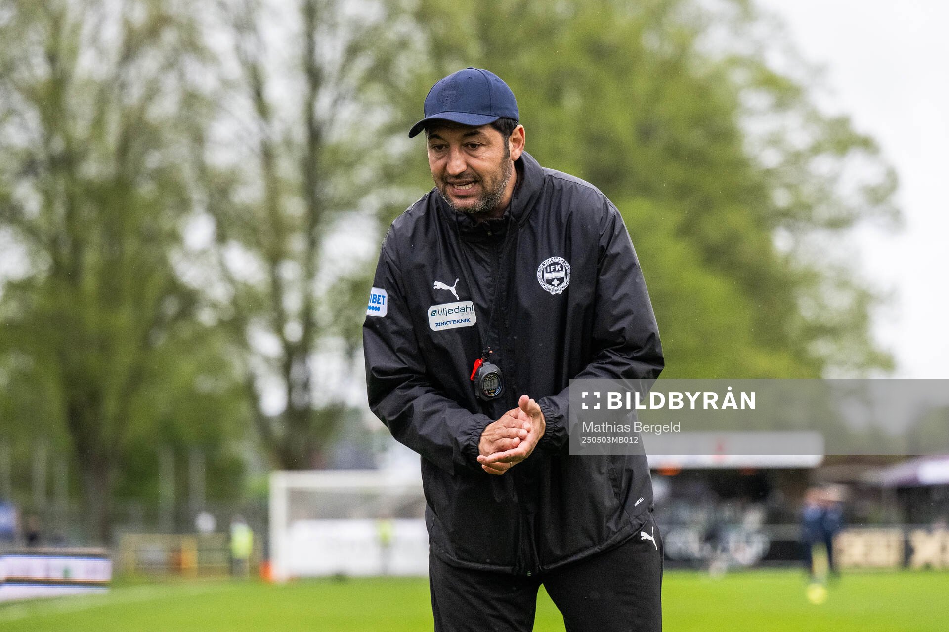 Värnamos tränare Juan Robledo inför fotbollsmatchen i Allsvenskan mellan Halmstad och Värnamo den 3 maj 2025 i Halmstad. 
