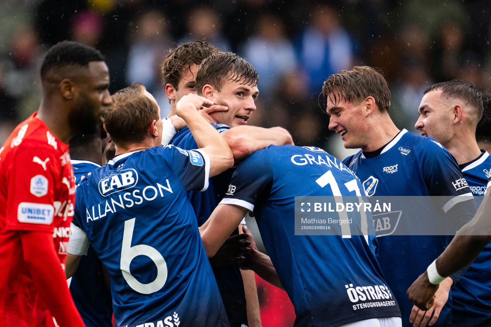 Halmstads Filip Schyberg jublar med lagkamrater efter 1-0 under fotbollsmatchen i Allsvenskan mellan Halmstad och Värnamo den 3 maj 2025 i Halmstad.