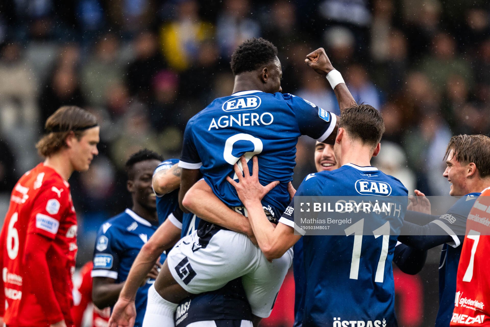 Halmstads Filip Schyberg jublar med Yannick Agnero efter 1-0 under fotbollsmatchen i Allsvenskan mellan Halmstad och Värnamo den 3 maj 2025 i Halmstad.