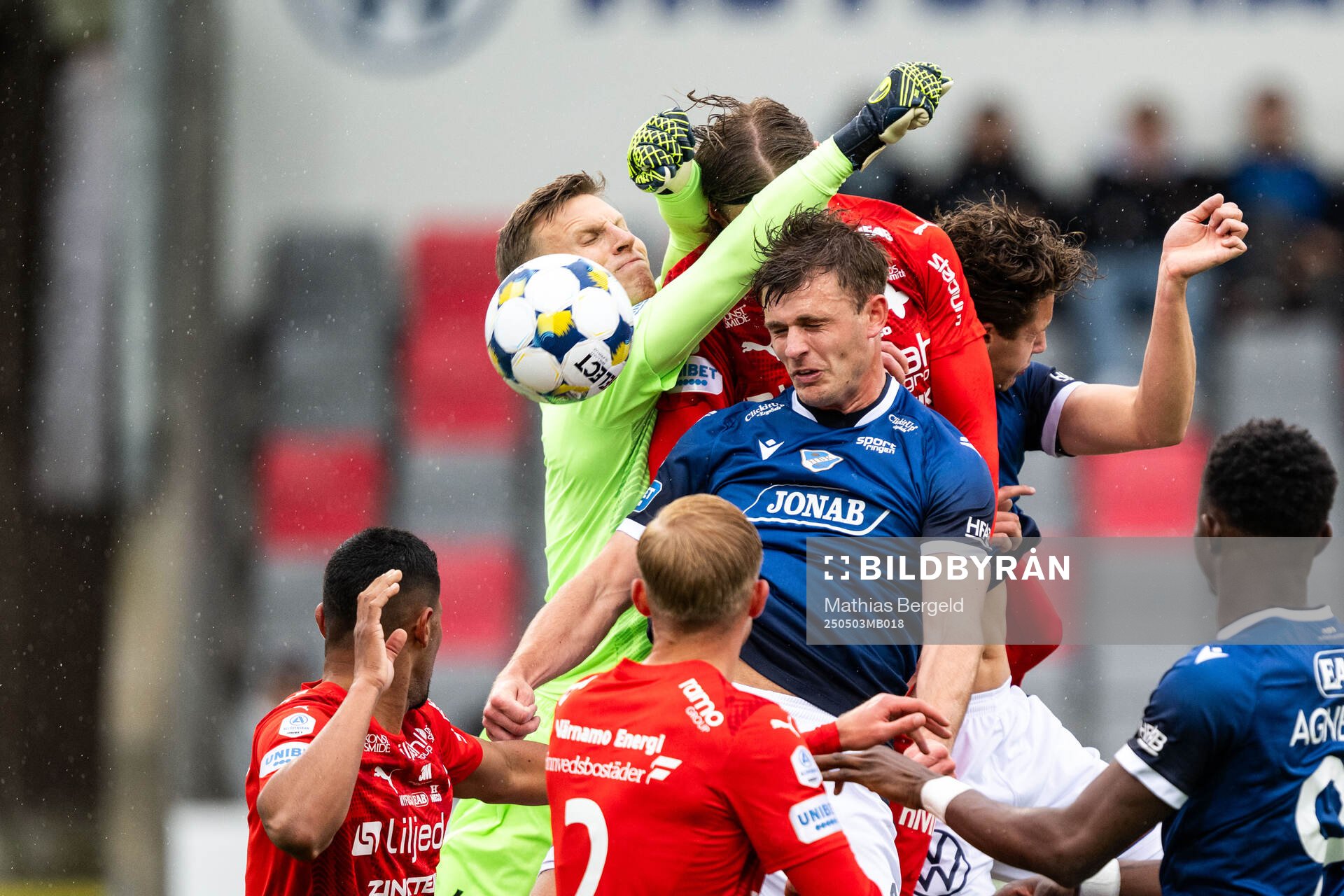 Halmstads Filip Schyberg gör 1-0 bakom Värnamos målvakt Hugo Keto under fotbollsmatchen i Allsvenskan mellan Halmstad och Värnamo den 3 maj 2025 i Halmstad.
