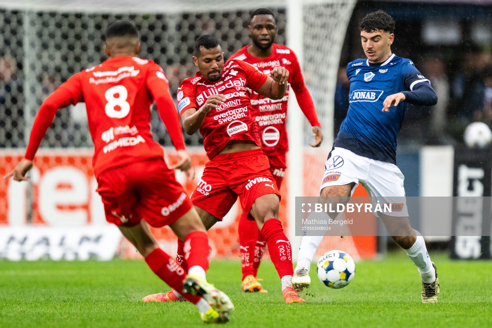 Värnamos Wenderson Oliveira do Nascimento och Halmstads Bleon Kurtulus under fotbollsmatchen i Allsvenskan mellan Halmstad och Värnamo den 3 maj 2025 i Halmstad.