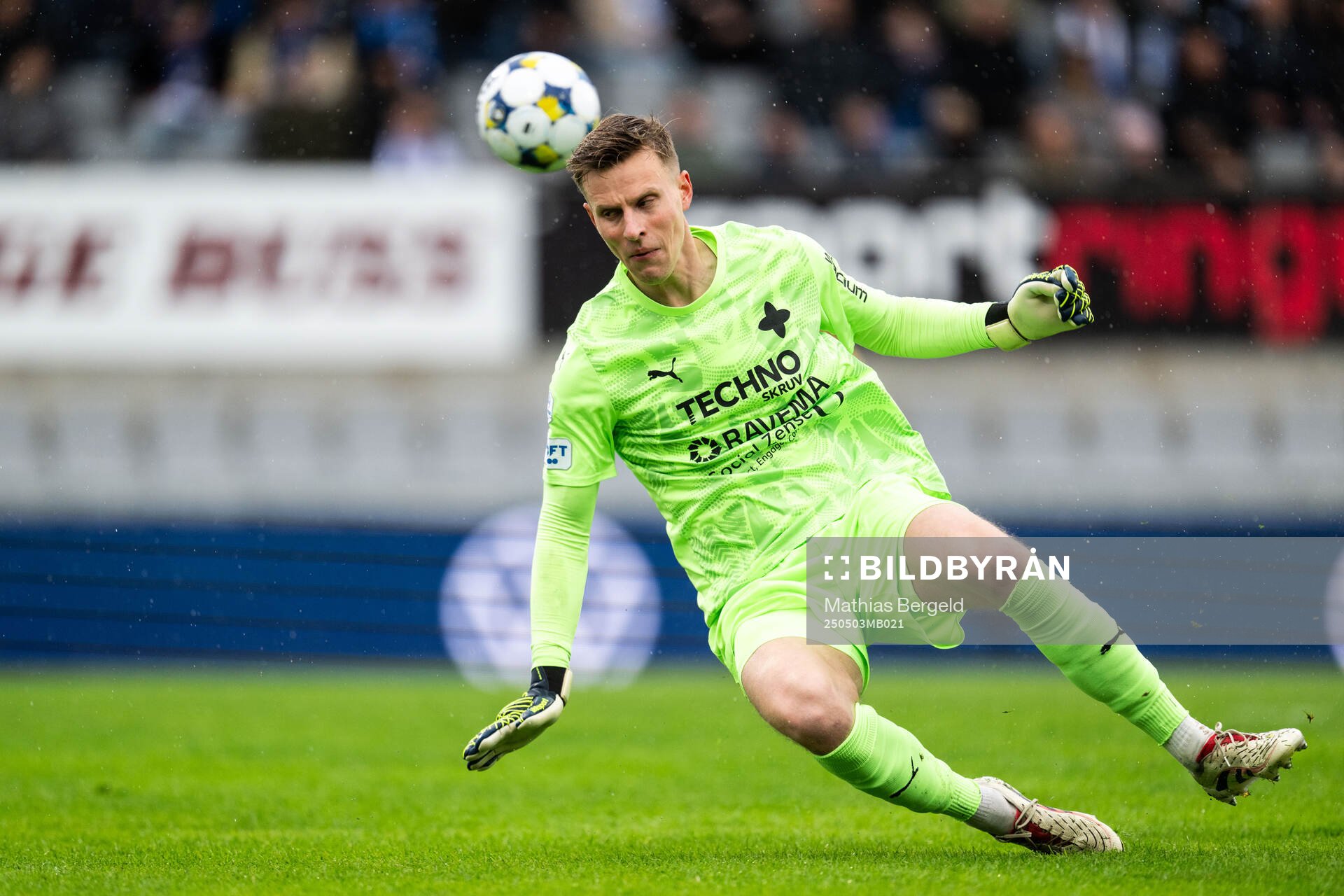 Värnamos målvakt Hugo Keto under fotbollsmatchen i Allsvenskan mellan Halmstad och Värnamo den 3 maj 2025 i Halmstad. 