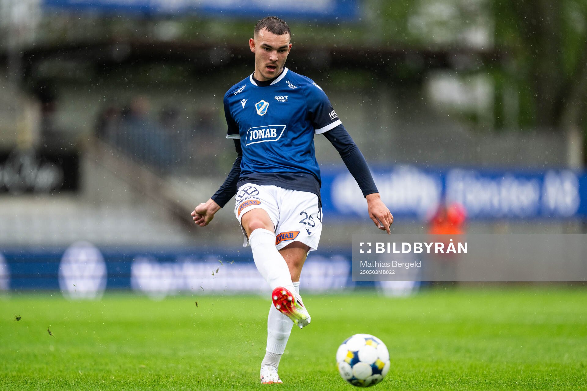 Halmstads Aleksander Damnjanovic Nilsson under fotbollsmatchen i Allsvenskan mellan Halmstad och Värnamo den 3 maj 2025 i Halmstad. 