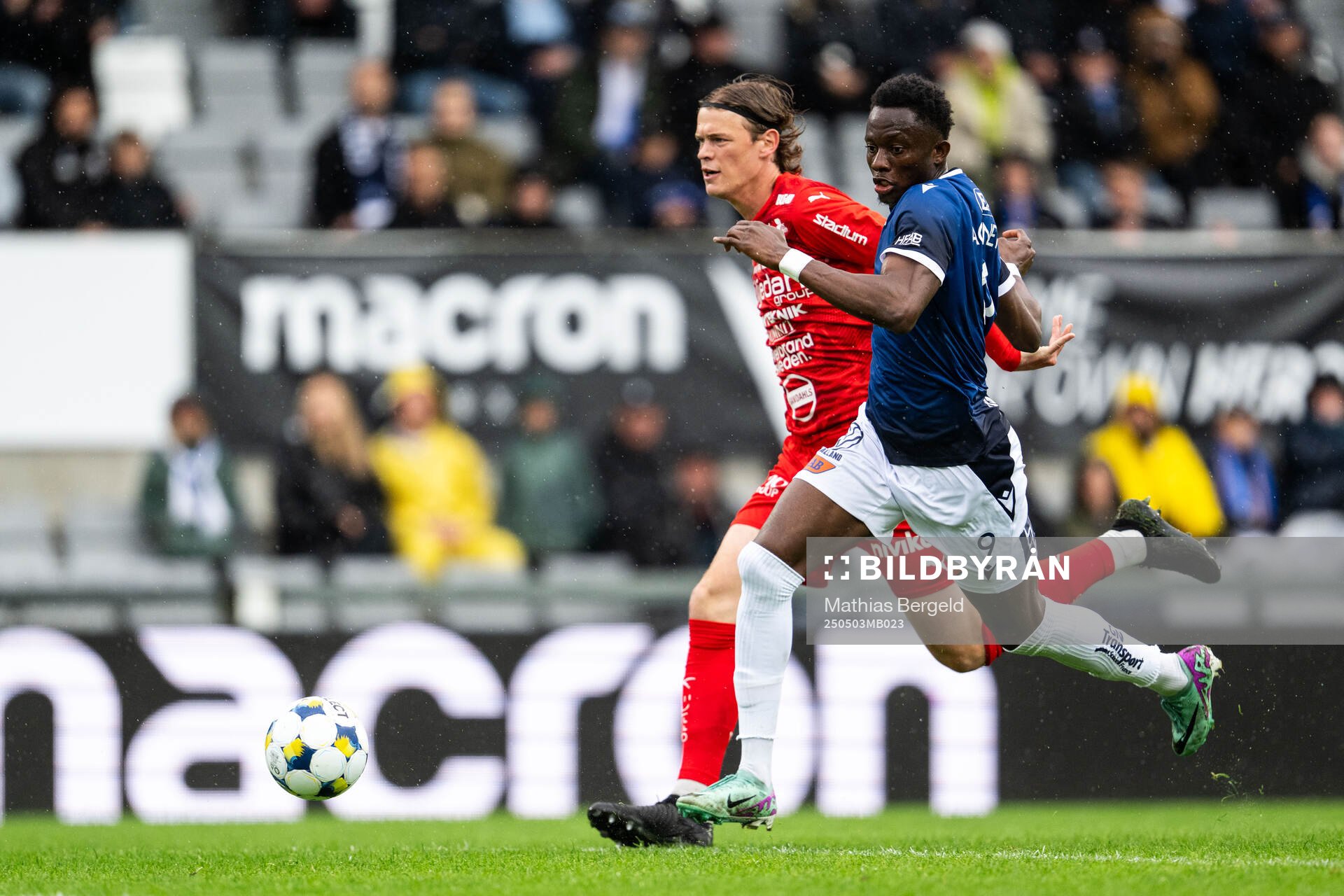 Värnamos Hugo Andersson och Halmstads Yannick Agnero under fotbollsmatchen i Allsvenskan mellan Halmstad och Värnamo den 3 maj 2025 i Halmstad.