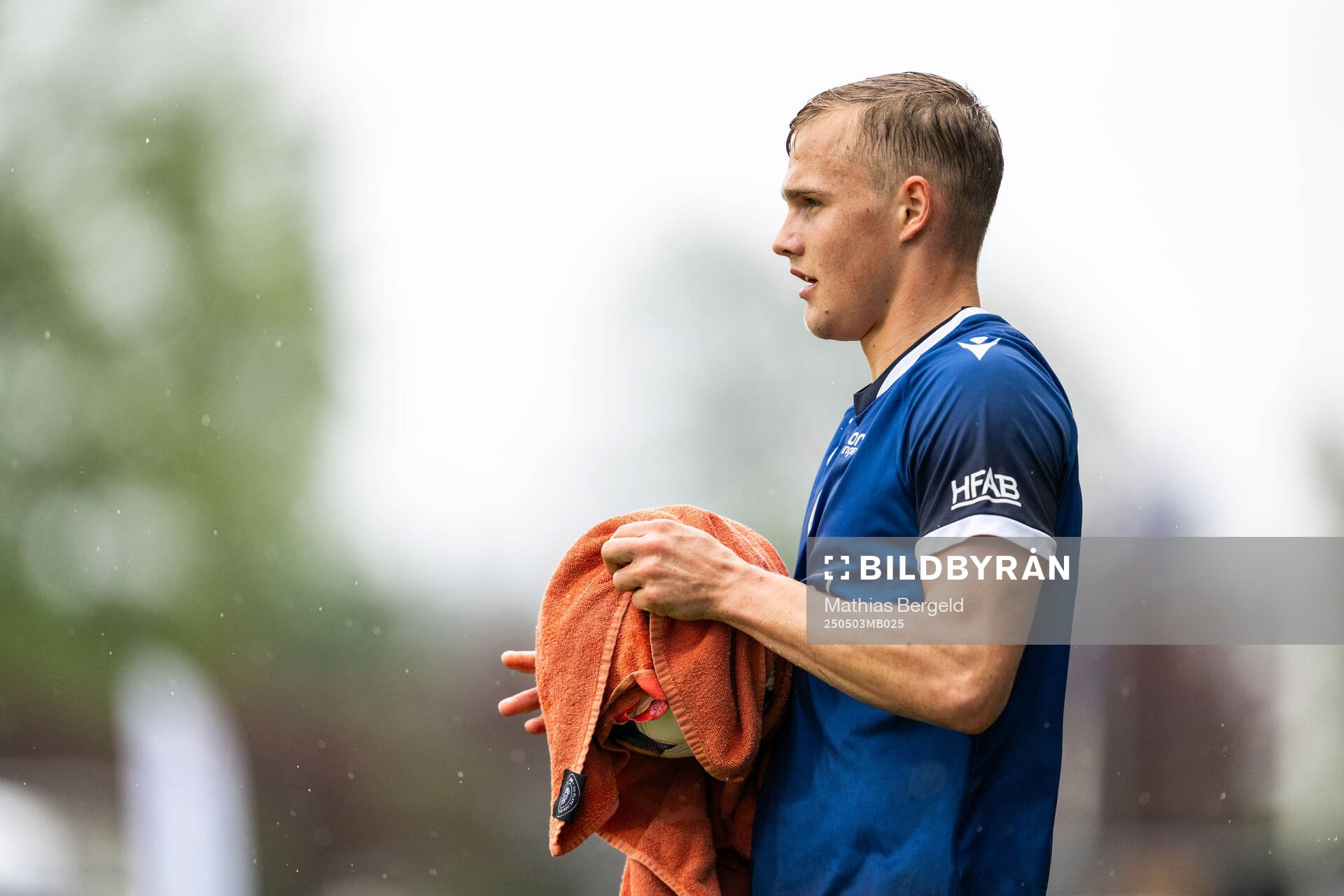 Halmstads Gustav Friberg under fotbollsmatchen i Allsvenskan mellan Halmstad och Värnamo den 3 maj 2025 i Halmstad. 