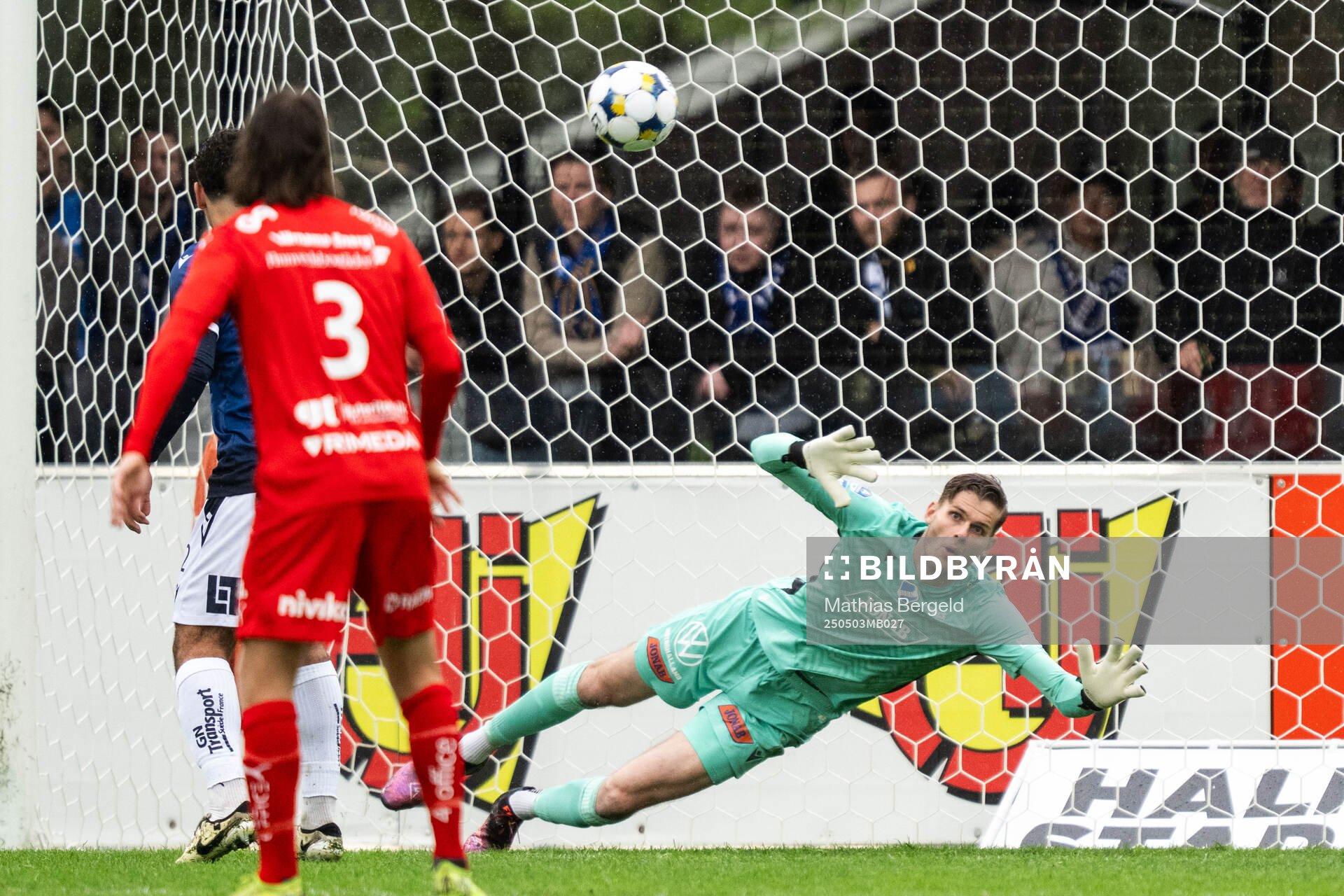 Halmstads målvakt Tim Rönning under fotbollsmatchen i Allsvenskan mellan Halmstad och Värnamo den 3 maj 2025 i Halmstad. 