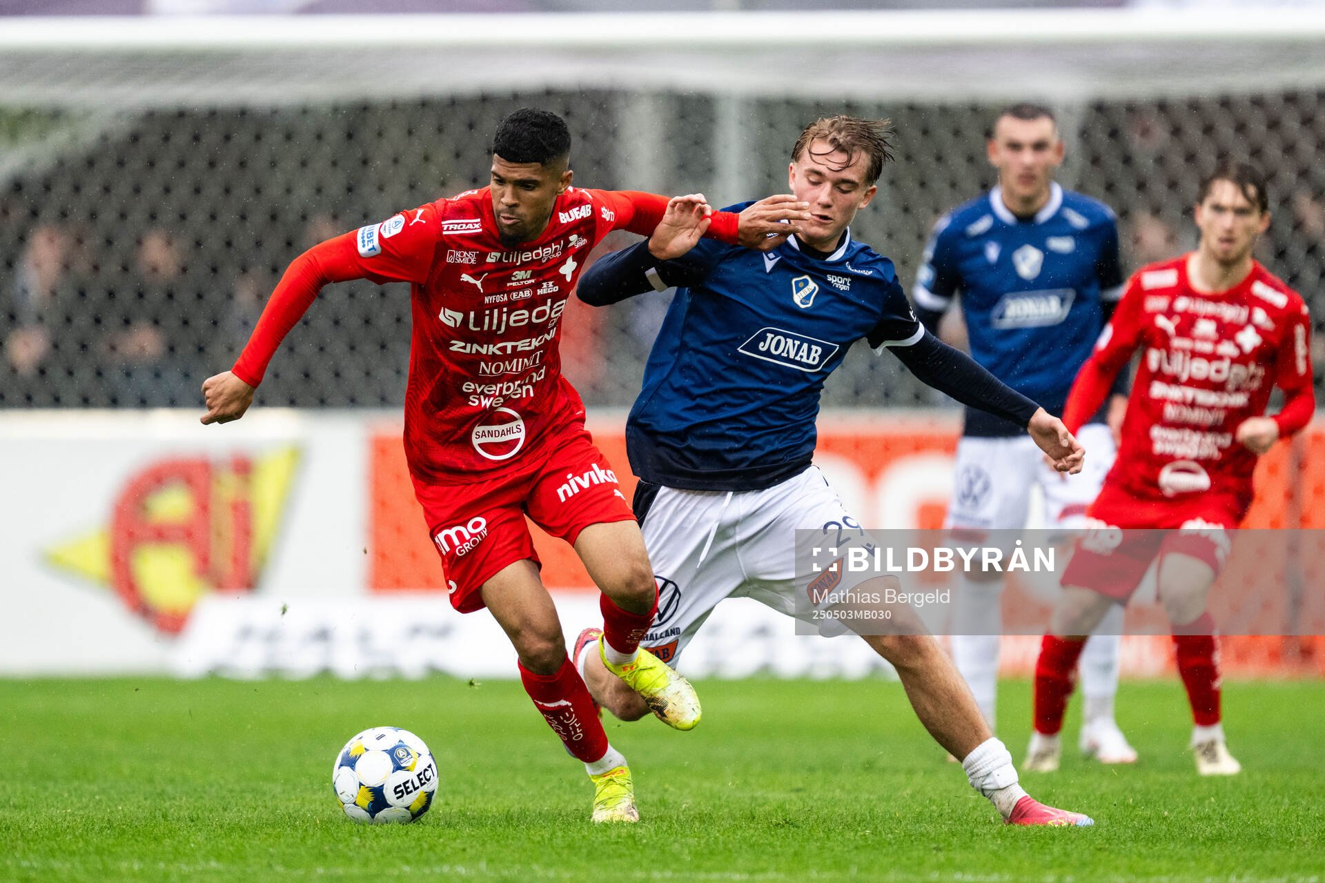 Värnamos Luke Le Roux och Halmstads Ludvig Arvidsson under fotbollsmatchen i Allsvenskan mellan Halmstad och Värnamo den 3 maj 2025 i Halmstad.