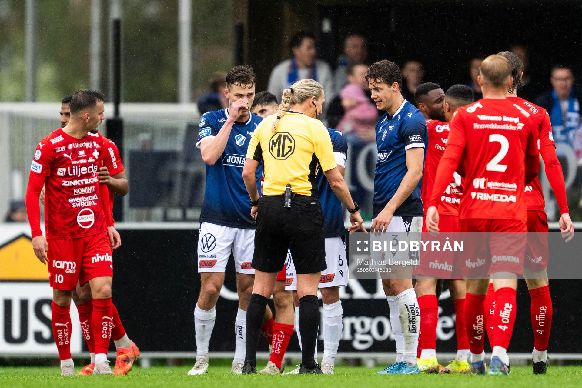 Halmstads Gabriel Wallentin i diskussion med domare Tess Olofsson under fotbollsmatchen i Allsvenskan mellan Halmstad och Värnamo den 3 maj 2025 i Halmstad.