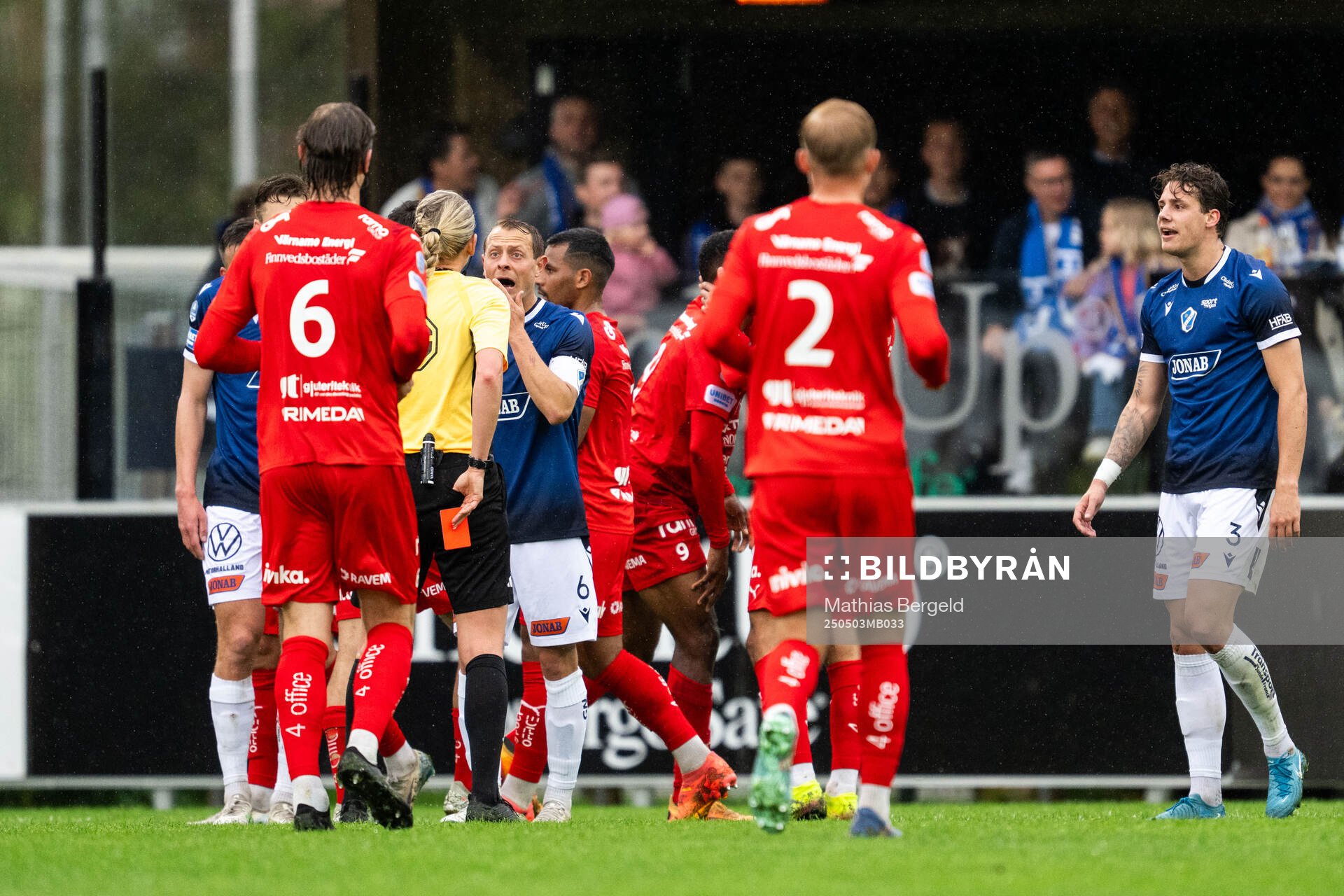 Halmstads Joel Allansson reagerar mot domare Tess Olofsson efter att Gabriel Wallentin tilldelats rött kort under fotbollsmatchen i Allsvenskan mellan Halmstad och Värnamo den 3 maj 2025 i Halmstad.