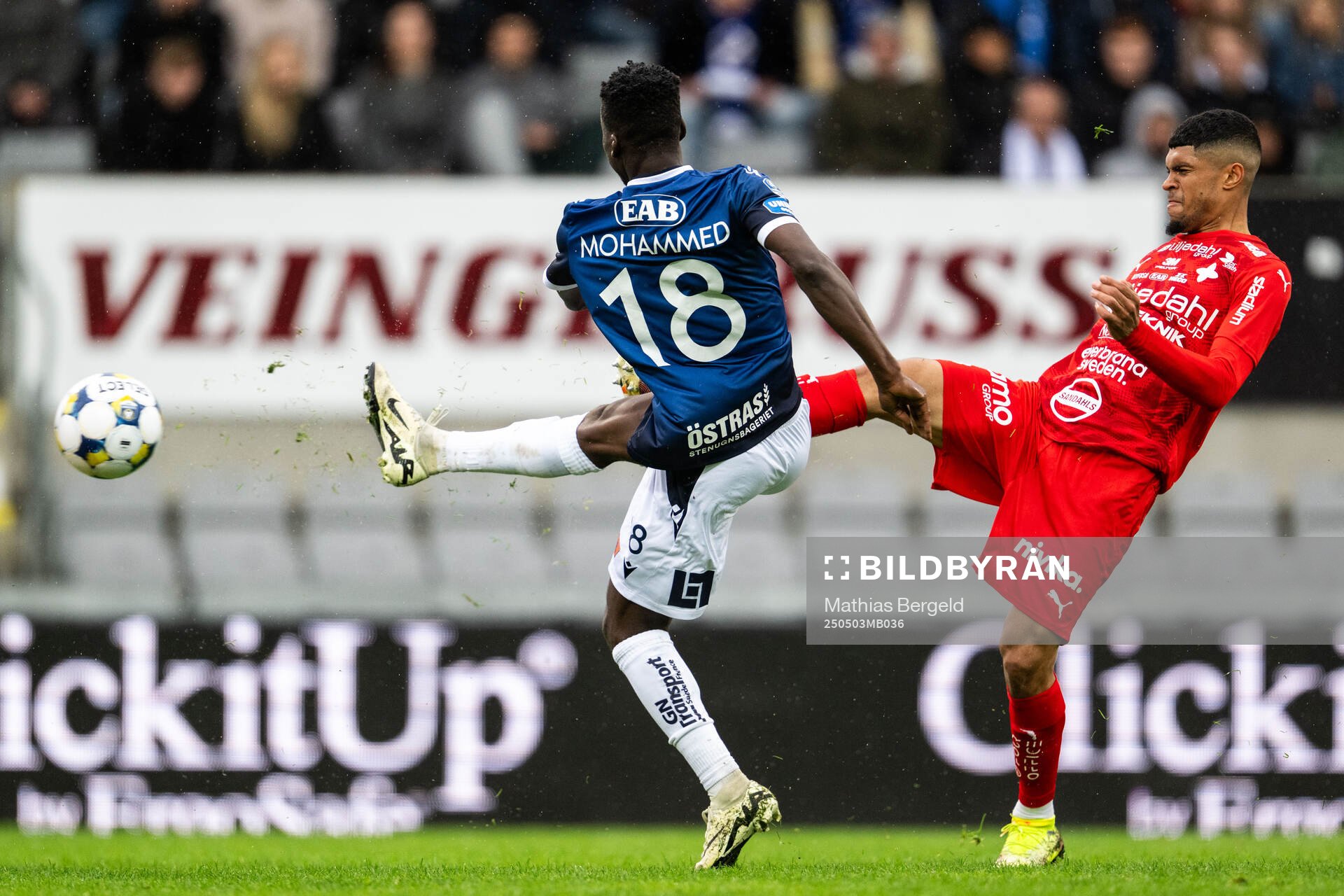 Halmstads Naeem Mohammed gör 2-0 mot Värnamos Luke Le Roux under fotbollsmatchen i Allsvenskan mellan Halmstad och Värnamo den 3 maj 2025 i Halmstad.