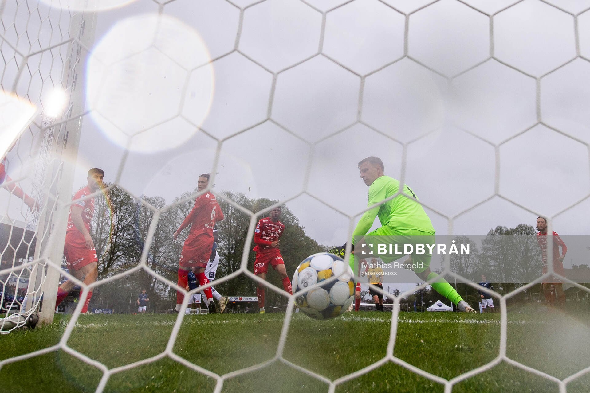 Halmstads Naeem Mohammed gör 2-0 bakom Värnamos målvakt Hugo Keto under fotbollsmatchen i Allsvenskan mellan Halmstad och Värnamo den 3 maj 2025 i Halmstad.