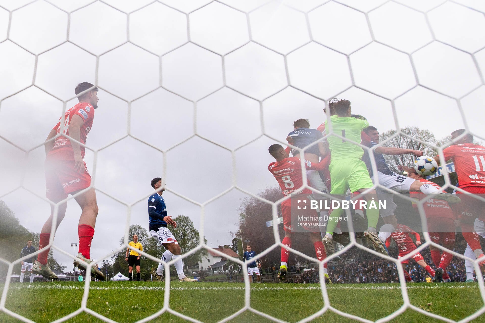 Halmstads Filip Schyberg gör 1–0 bakom Värnamos målvakt Hugo Keto under fotbollsmatchen i Allsvenskan mellan Halmstad och Värnamo den 3 maj 2025 i Halmstad.