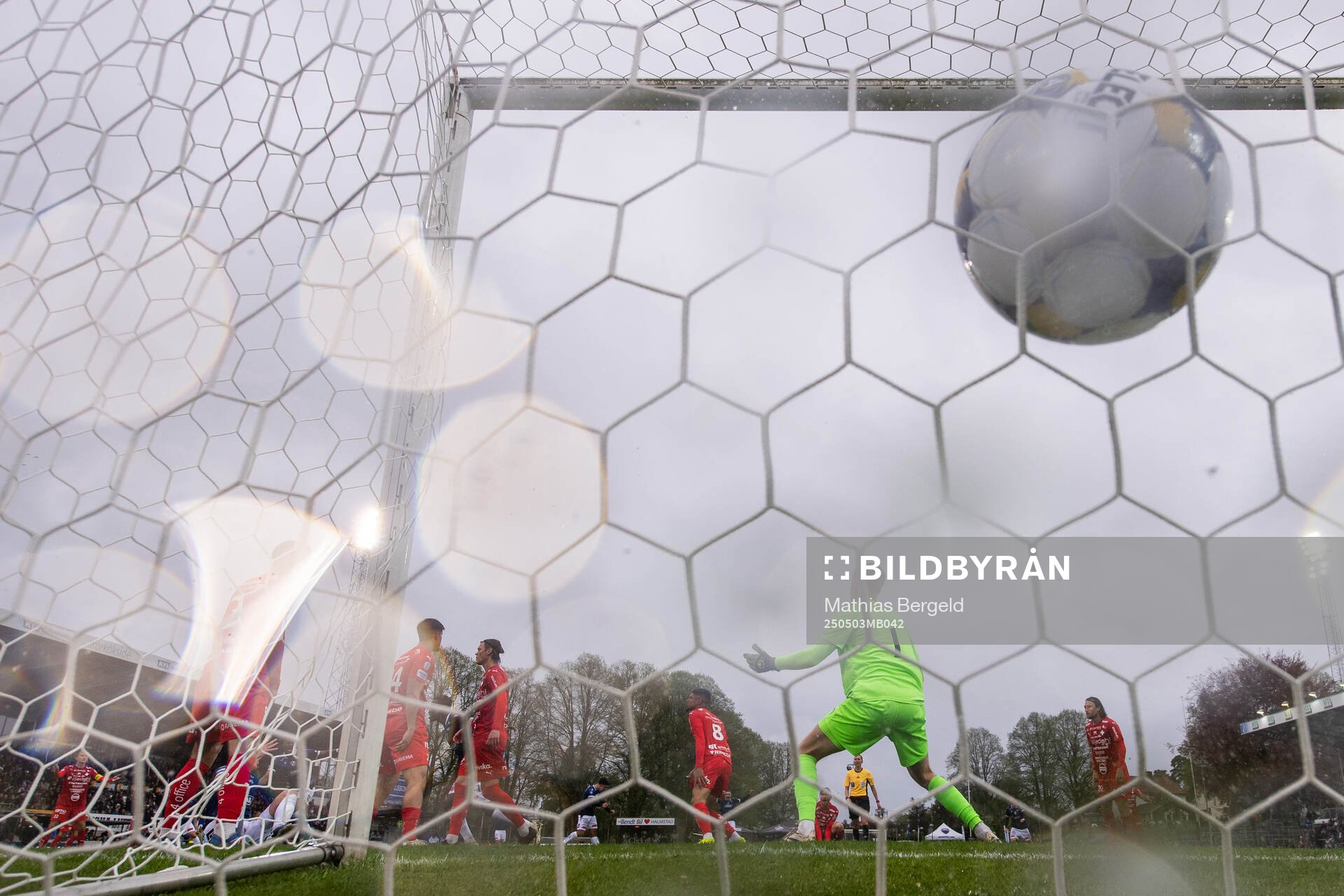 Halmstads Naeem Mohammed gör 2-0 bakom Värnamos målvakt Hugo Keto under fotbollsmatchen i Allsvenskan mellan Halmstad och Värnamo den 3 maj 2025 i Halmstad.