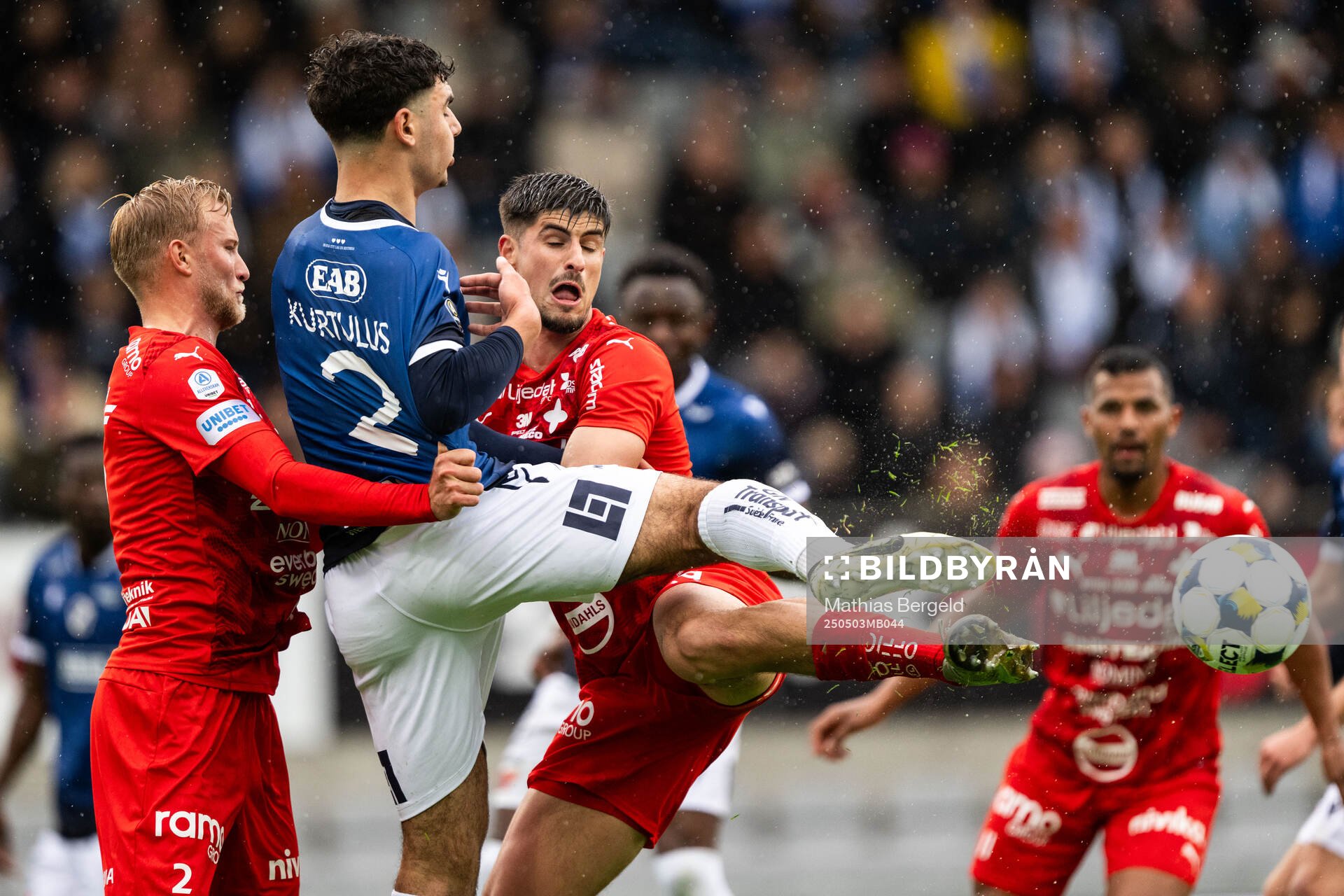 Värnamos Johan Rapp och Emin Grozdanic i kamp med Halmstads Bleon Kurtulus under fotbollsmatchen i Allsvenskan mellan Halmstad och Värnamo den 3 maj 2025 i Halmstad.