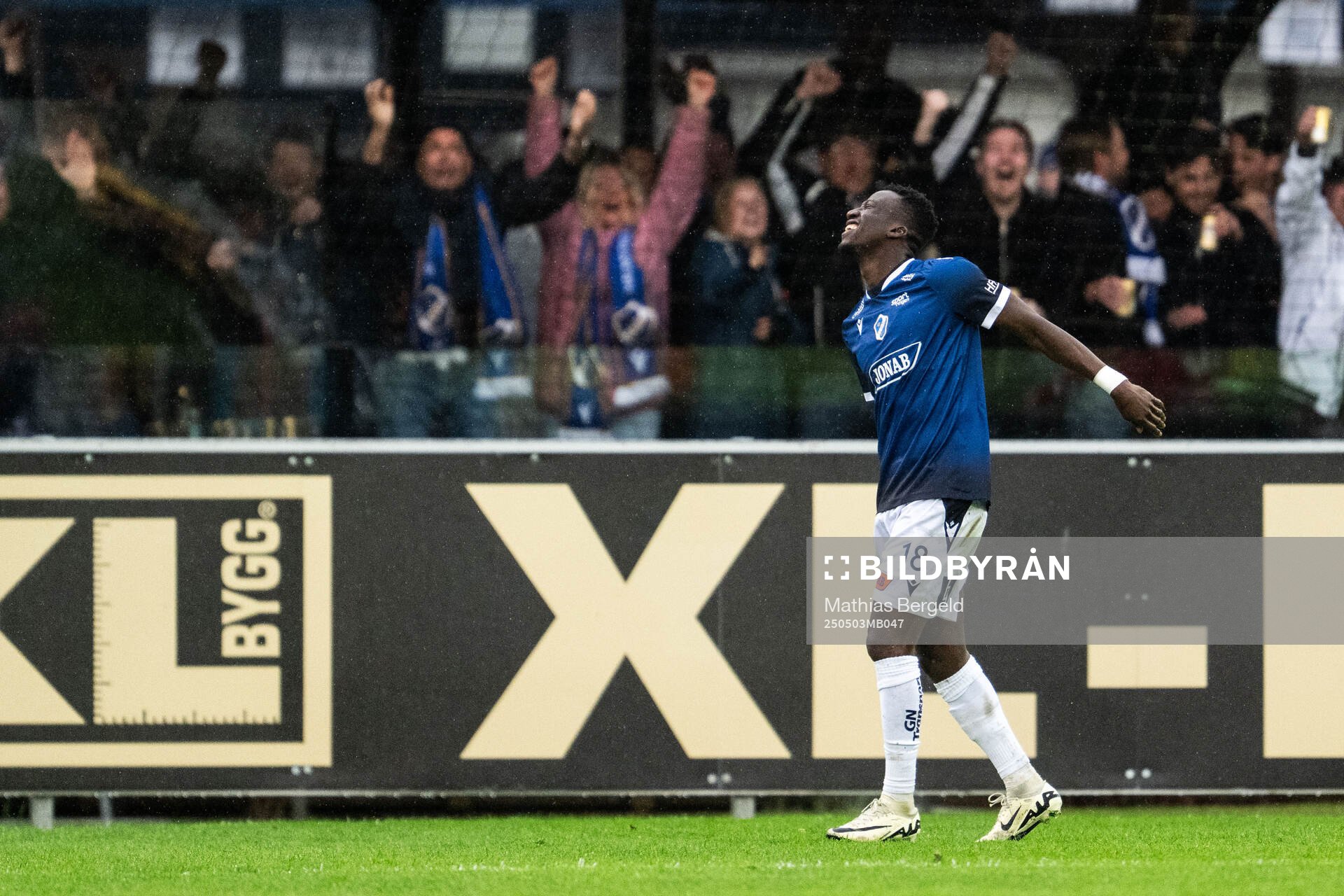 Halmstads Naeem Mohammed jublar och har ont