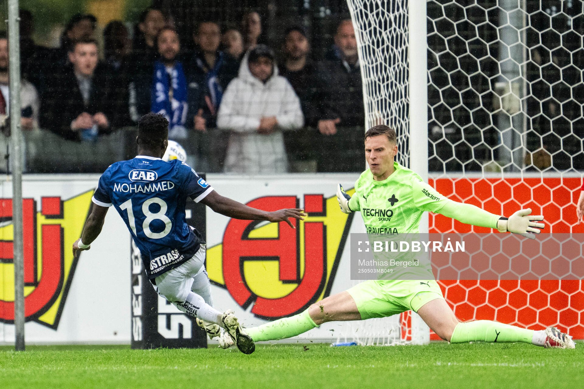 Halmstads Naeem Mohammed gör 3-0 bakom Värnamos målvakt Hugo Keto under fotbollsmatchen i Allsvenskan mellan Halmstad och Värnamo den 3 maj 2025 i Halmstad.