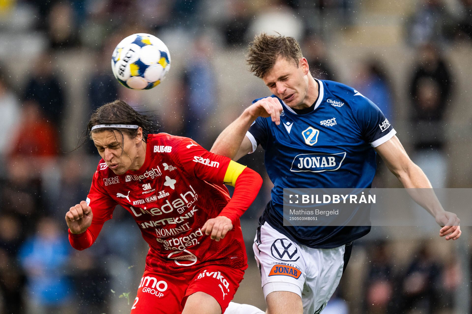 Värnamos Simon Thern och Halmstads Filip Schyberg under fotbollsmatchen i Allsvenskan mellan Halmstad och Värnamo den 3 maj 2025 i Halmstad.