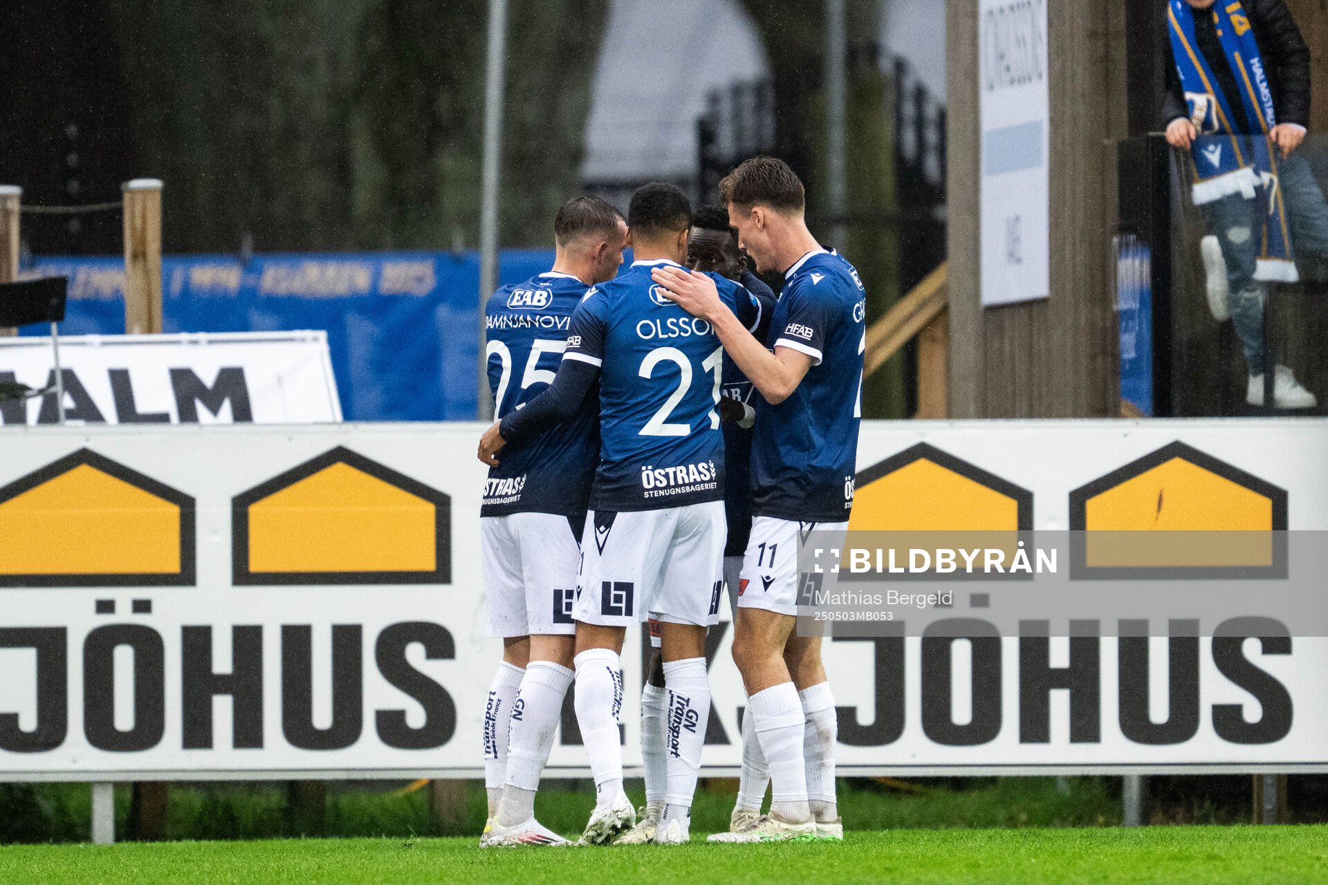 Halmstads Naeem Mohammed jublar med Aleksander Damnjanovic Nilsson, Marcus Olsson och Villiam Granath efter 3-0 under fotbollsmatchen i Allsvenskan mellan Halmstad och Värnamo den 3 maj 2025 i Halmstad.