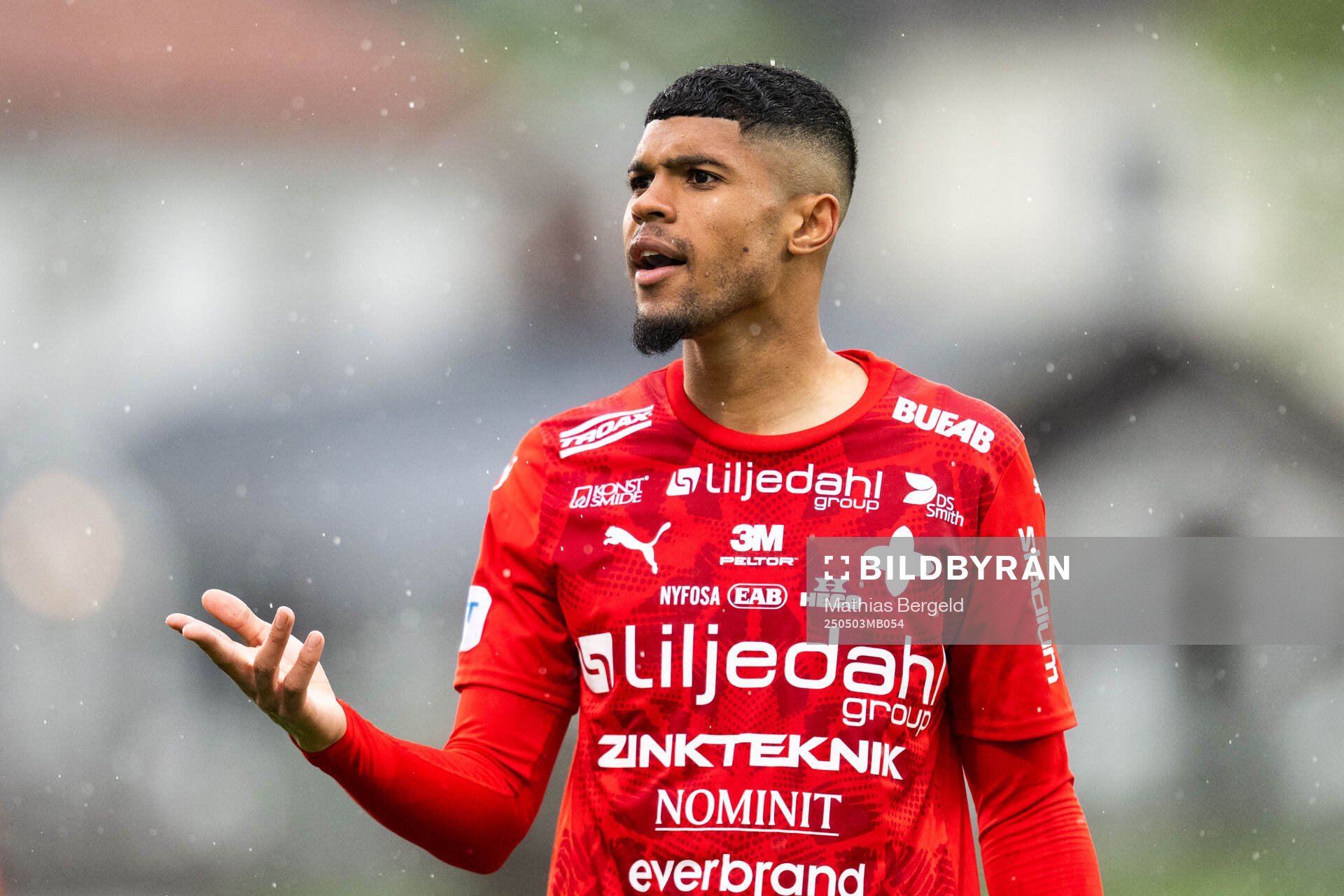 Värnamos Luke Le Roux reagerar under fotbollsmatchen i Allsvenskan mellan Halmstad och Värnamo den 3 maj 2025 i Halmstad. 