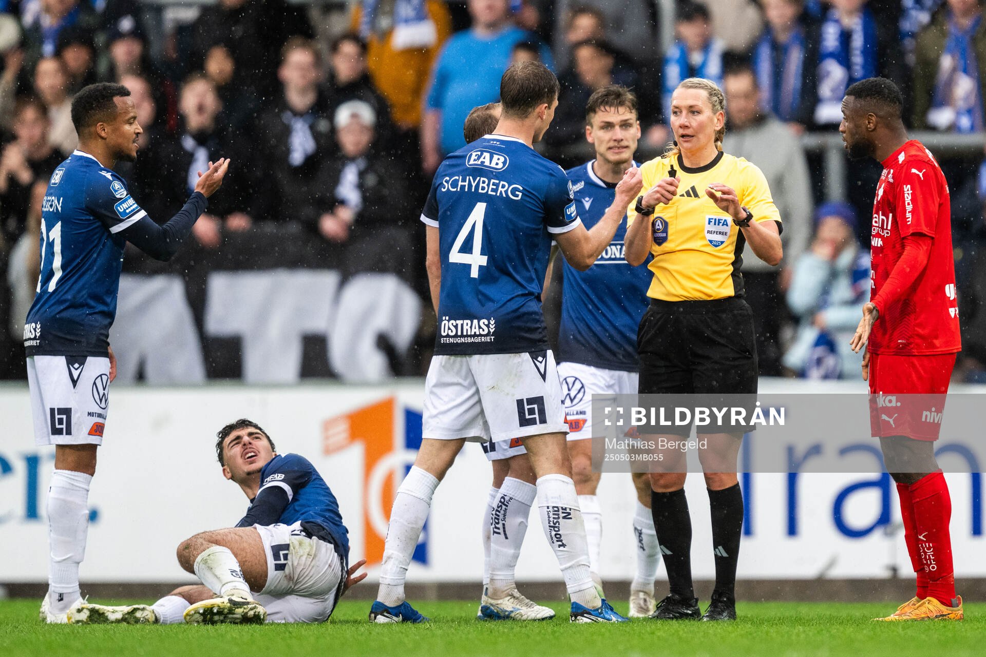 Halmstads Marcus Olsson, Bleon Kurtulus, Filip Schyberg och Värnamos Johnbosco Samuel Kalu reagerar mot domare Tess Olofsson under fotbollsmatchen i Allsvenskan mellan Halmstad och Värnamo den 3 maj 2025 i Halmstad.