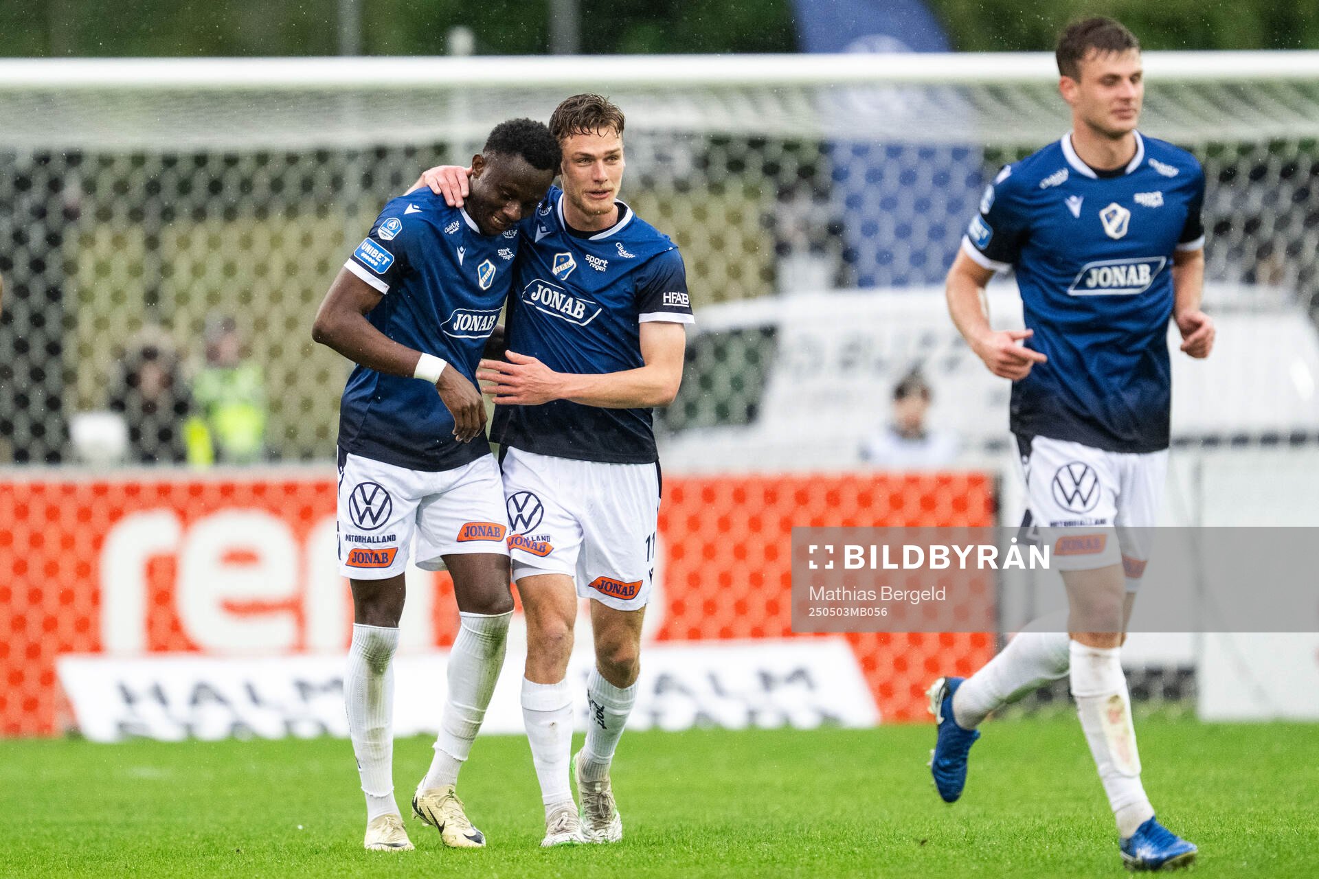 Halmstads Yannick Agnero jublar med Villiam Granath efter 4-0 under fotbollsmatchen i Allsvenskan mellan Halmstad och Värnamo den 3 maj 2025 i Halmstad.
