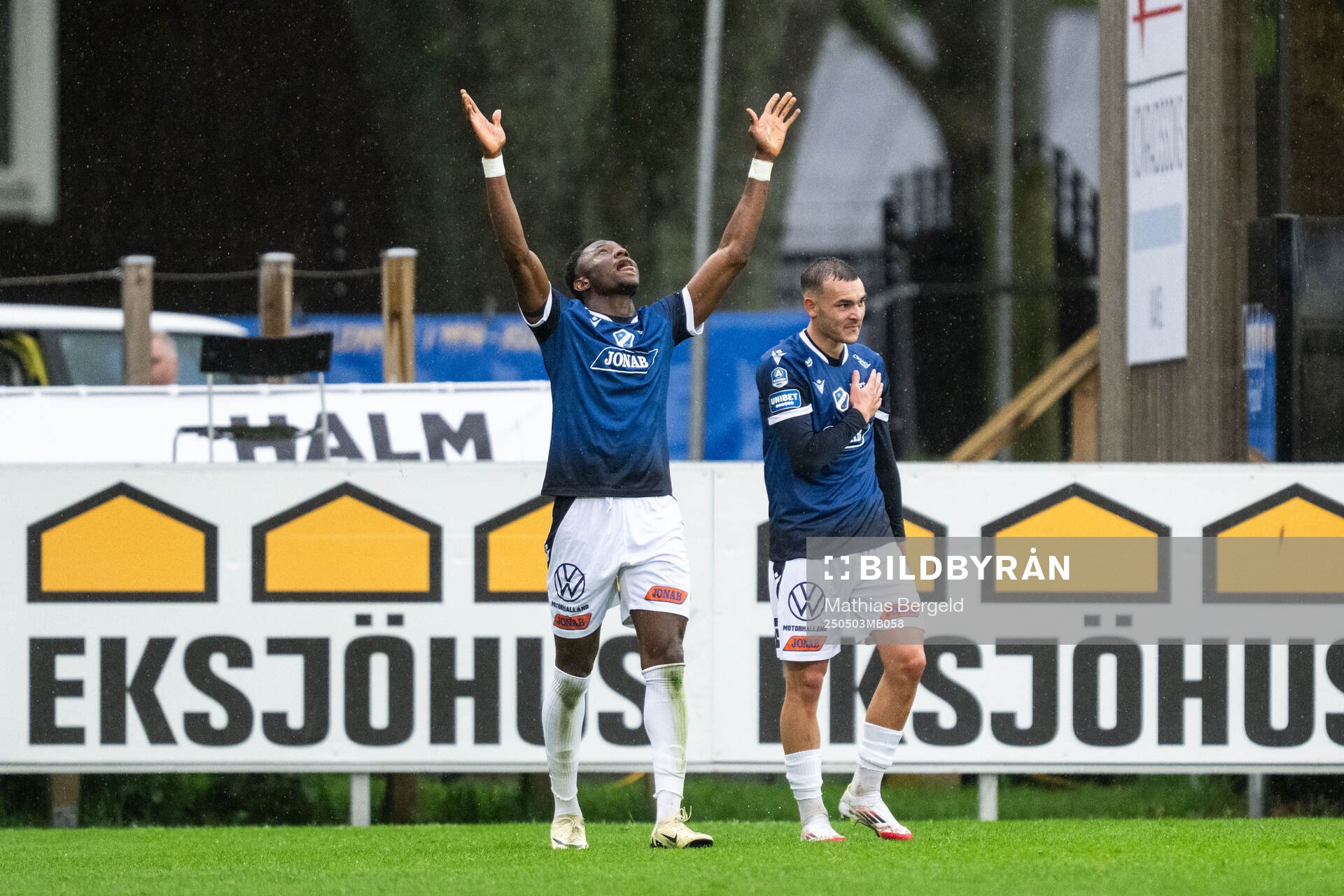 Halmstads Yannick Agnero bredvid Aleksander Damnjanovic Nilsson efter 4-0 under fotbollsmatchen i Allsvenskan mellan Halmstad och Värnamo den 3 maj 2025 i Halmstad.