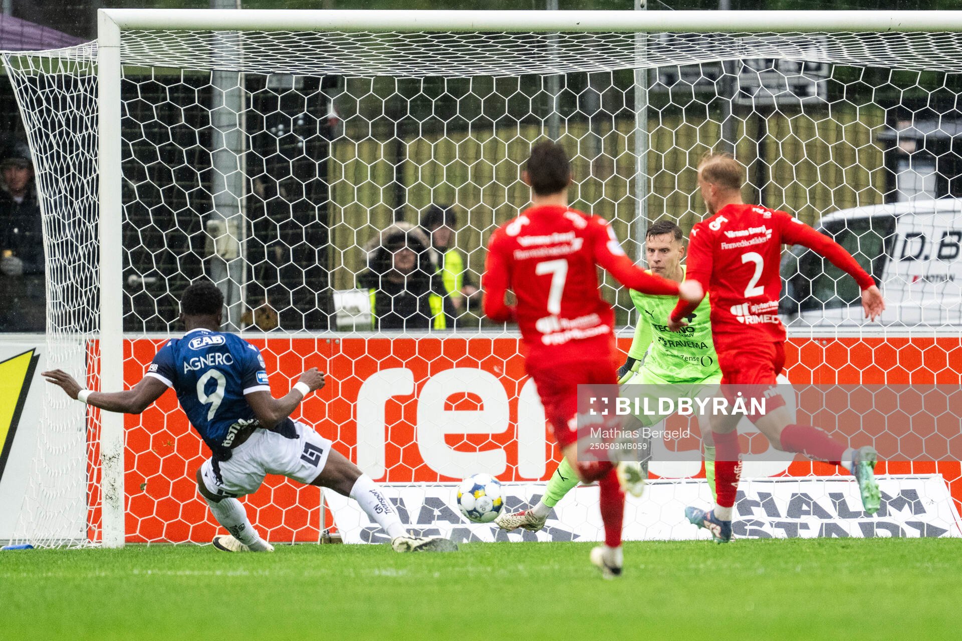 Halmstads Yannick Agnero gör 4-0 bakom Värnamos målvakt Hugo Keto under fotbollsmatchen i Allsvenskan mellan Halmstad och Värnamo den 3 maj 2025 i Halmstad.