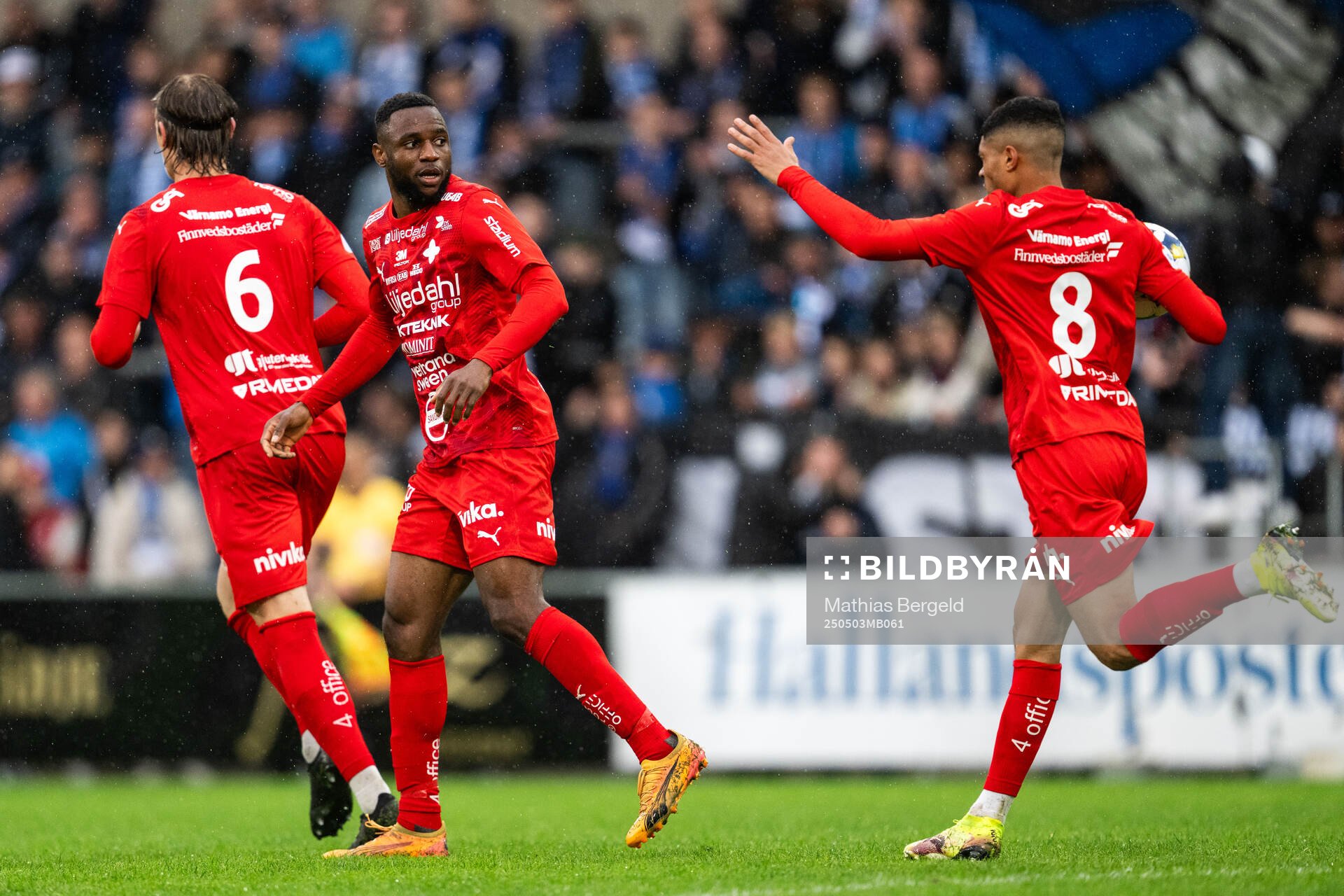 Värnamos Johnbosco Samuel Kalu jublar med Luke Le Roux efter 4-1 under fotbollsmatchen i Allsvenskan mellan Halmstad och Värnamo den 3 maj 2025 i Halmstad.