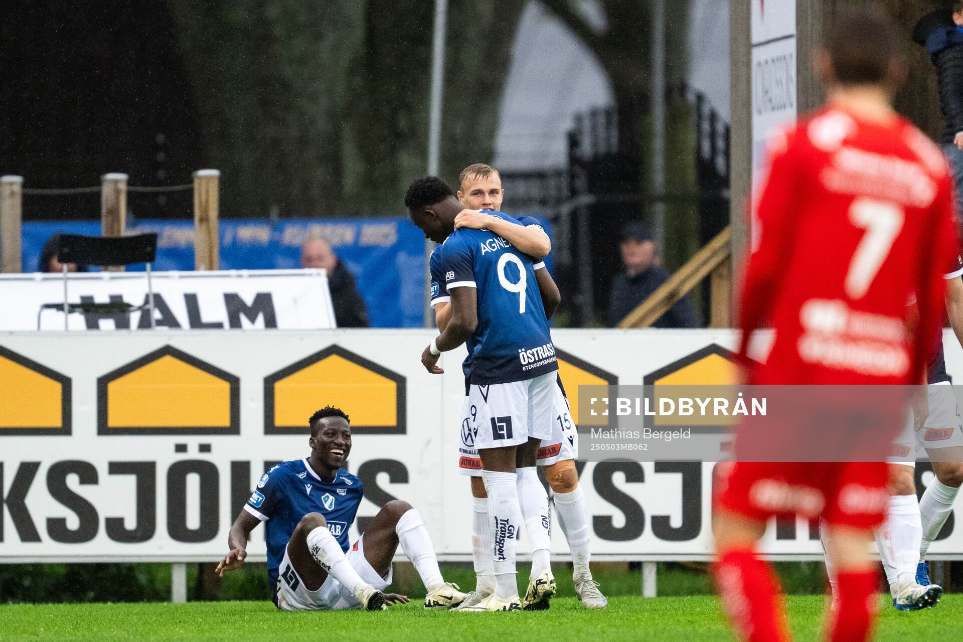 Halmstads Naeem Mohammed har ont och Yannick Agnero och