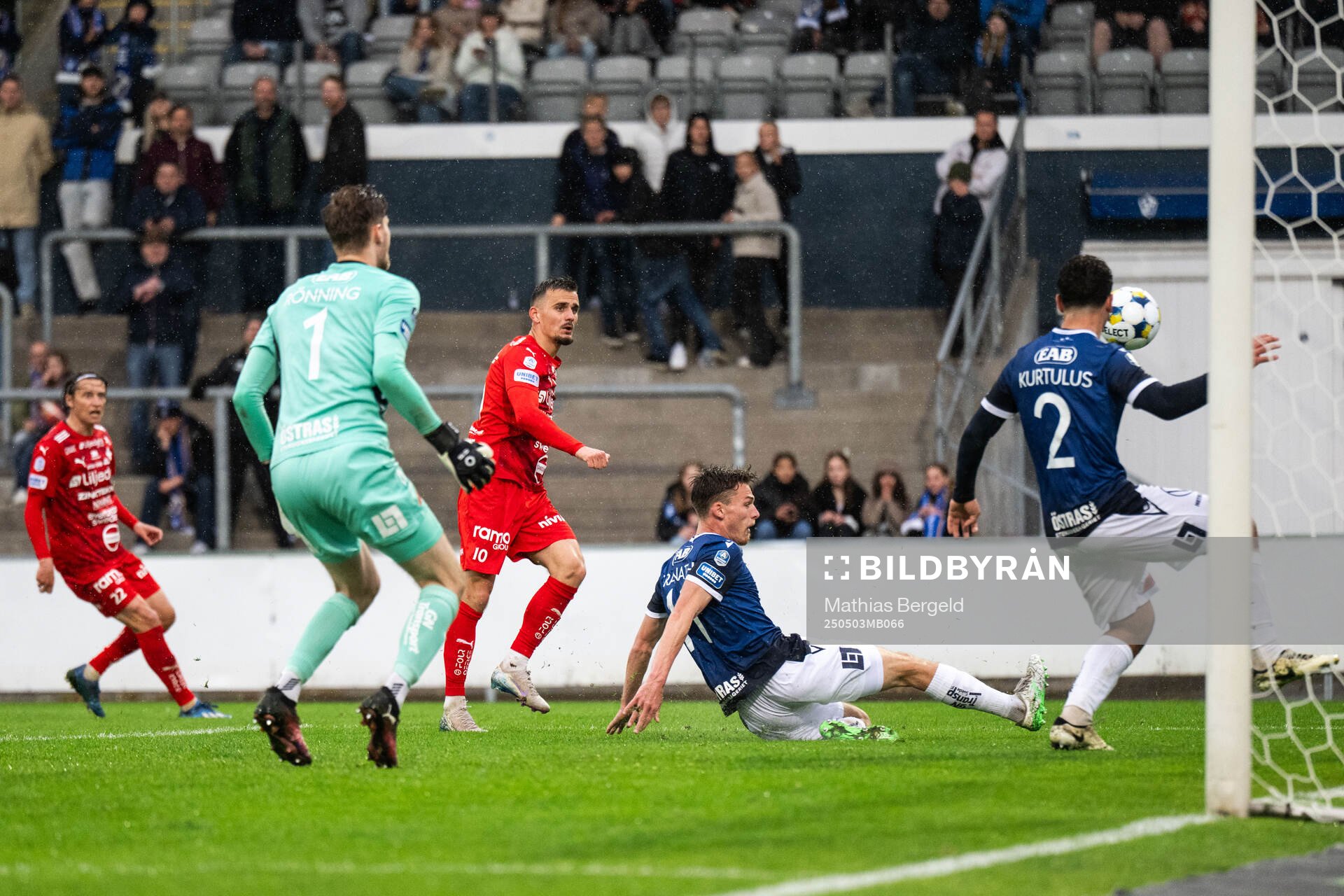 Värnamos Ajdin Zeljkovic gör 4-2 bakom Halmstads Villiam Granath och Bleon Kurtulus under fotbollsmatchen i Allsvenskan mellan Halmstad och Värnamo den 3 maj 2025 i Halmstad.