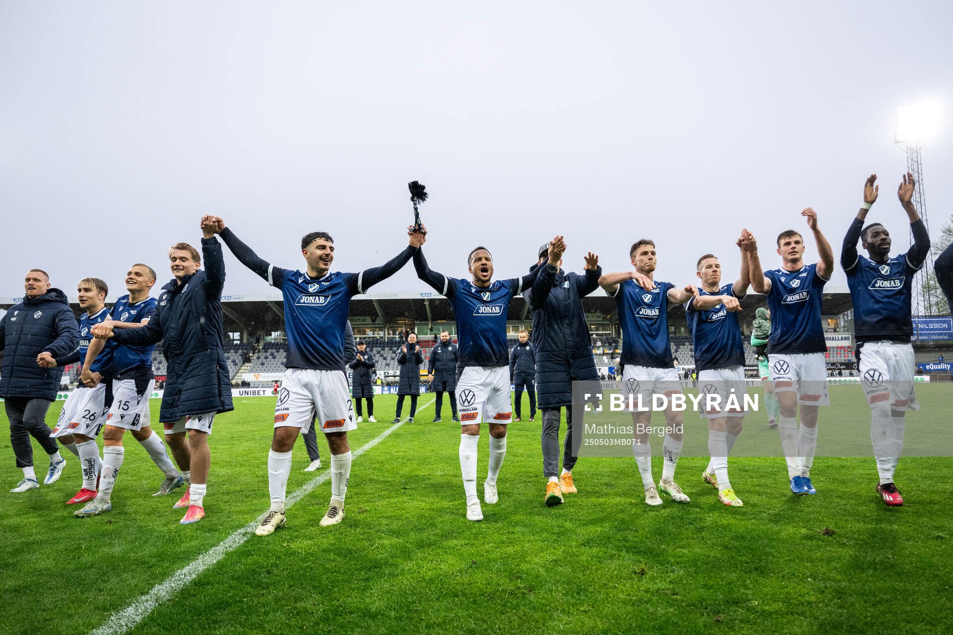 Halmstads spelare jublar efter fotbollsmatchen i Allsvenskan mellan Halmstad och Värnamo den 3 maj 2025 i Halmstad. 