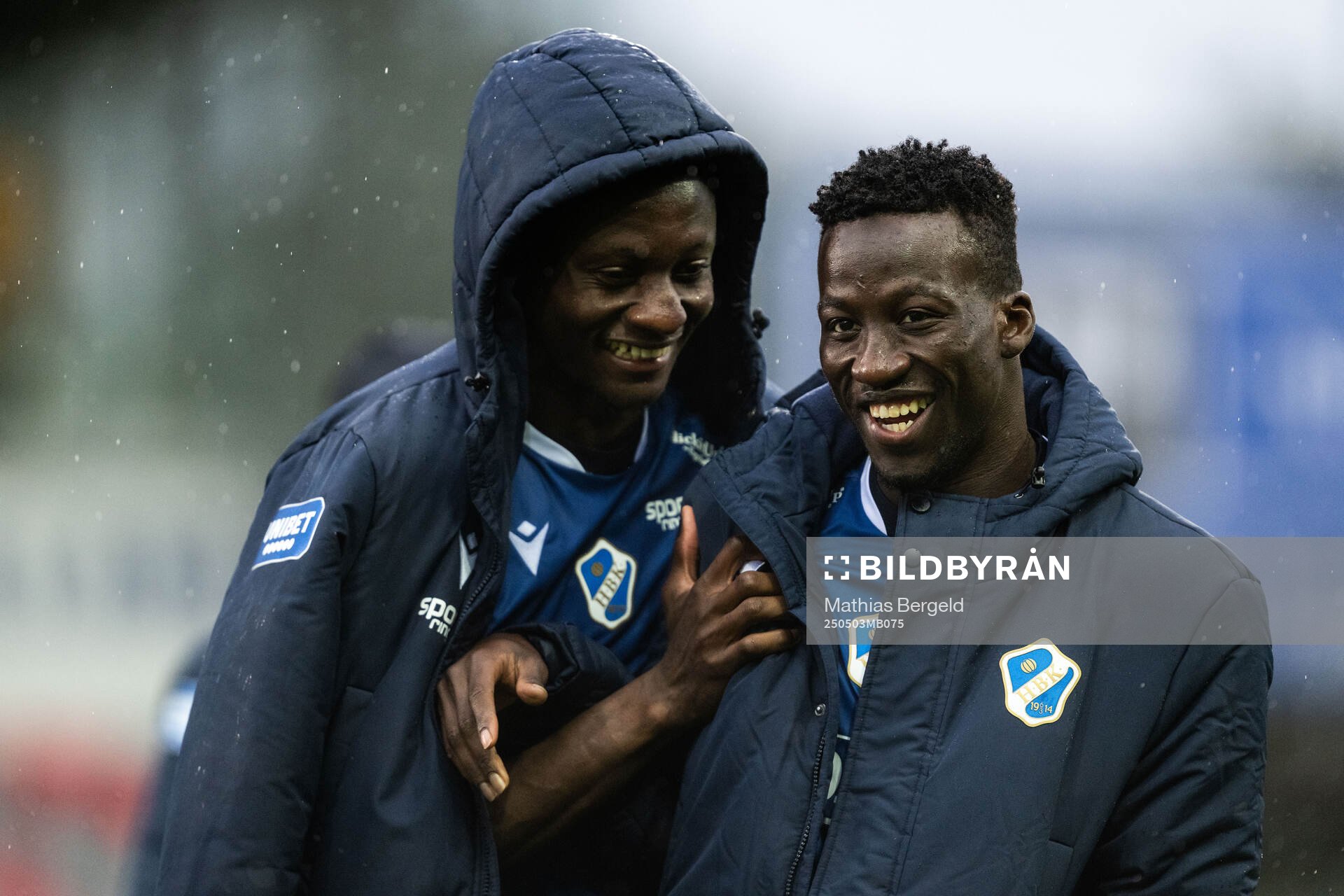 Halmstads Yannick Agnero och Naeem Mohammed jublar efter fotbollsmatchen i Allsvenskan mellan Halmstad och Värnamo den 3 maj 2025 i Halmstad.