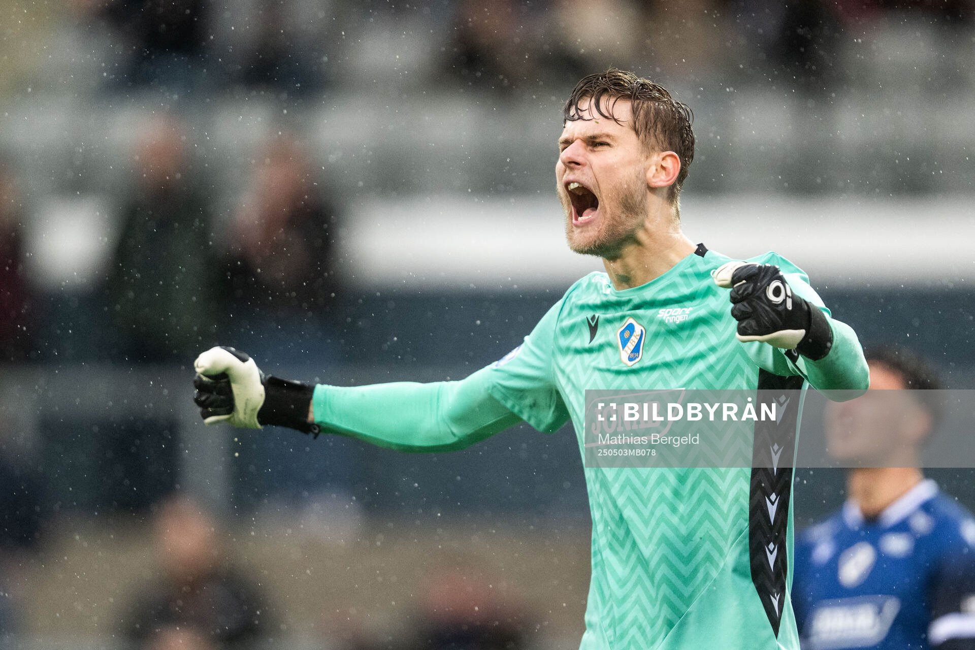Halmstads målvakt Tim Rönning jublar efter fotbollsmatchen i Allsvenskan mellan Halmstad och Värnamo den 3 maj 2025 i Halmstad. 