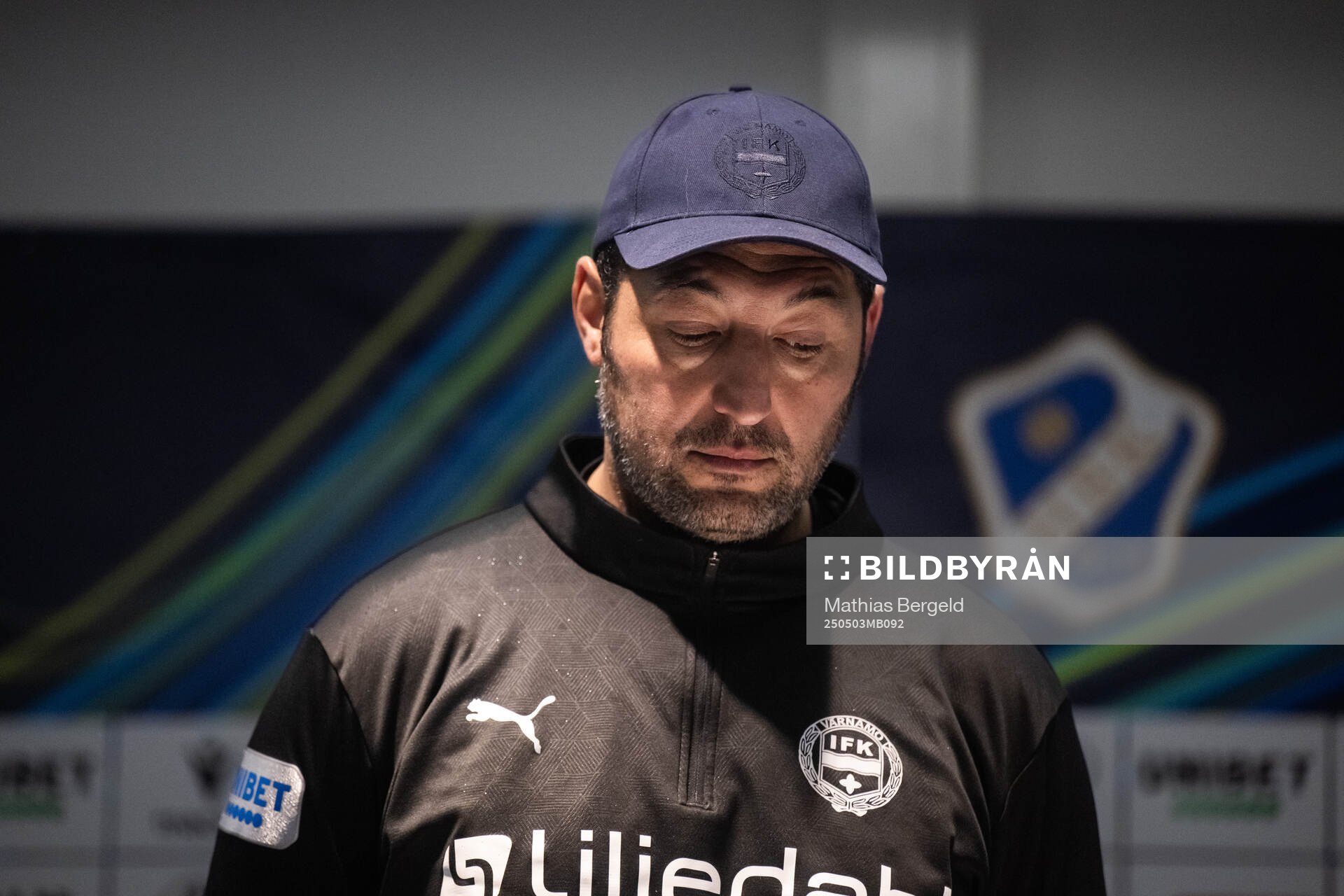 Värnamos tränare Juan Robledo på presskonferensen efter fotbollsmatchen i Allsvenskan mellan Halmstad och Värnamo den 3 maj 2025 i Halmstad.